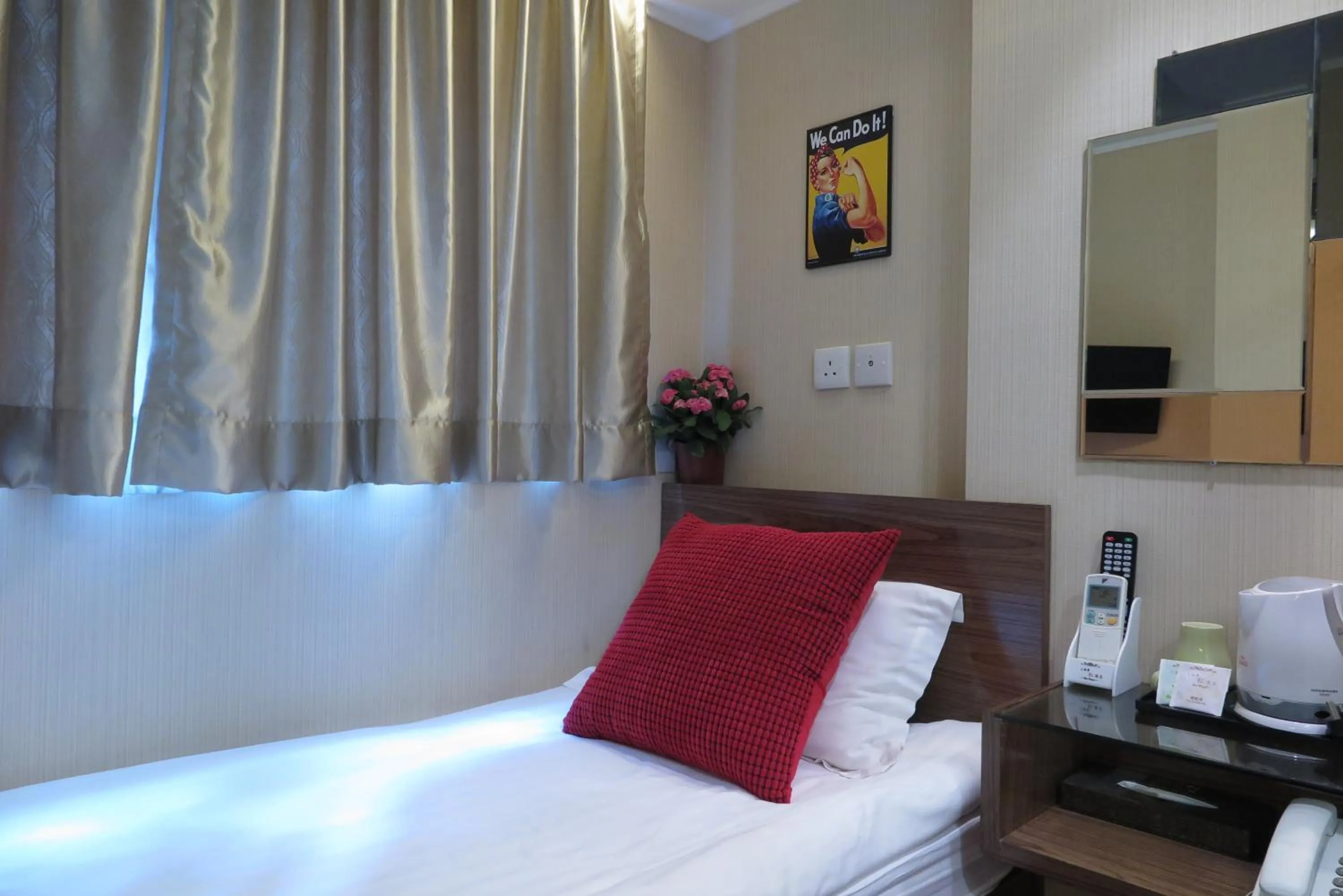 Single Room with Private Bathroom in Shanghai Red