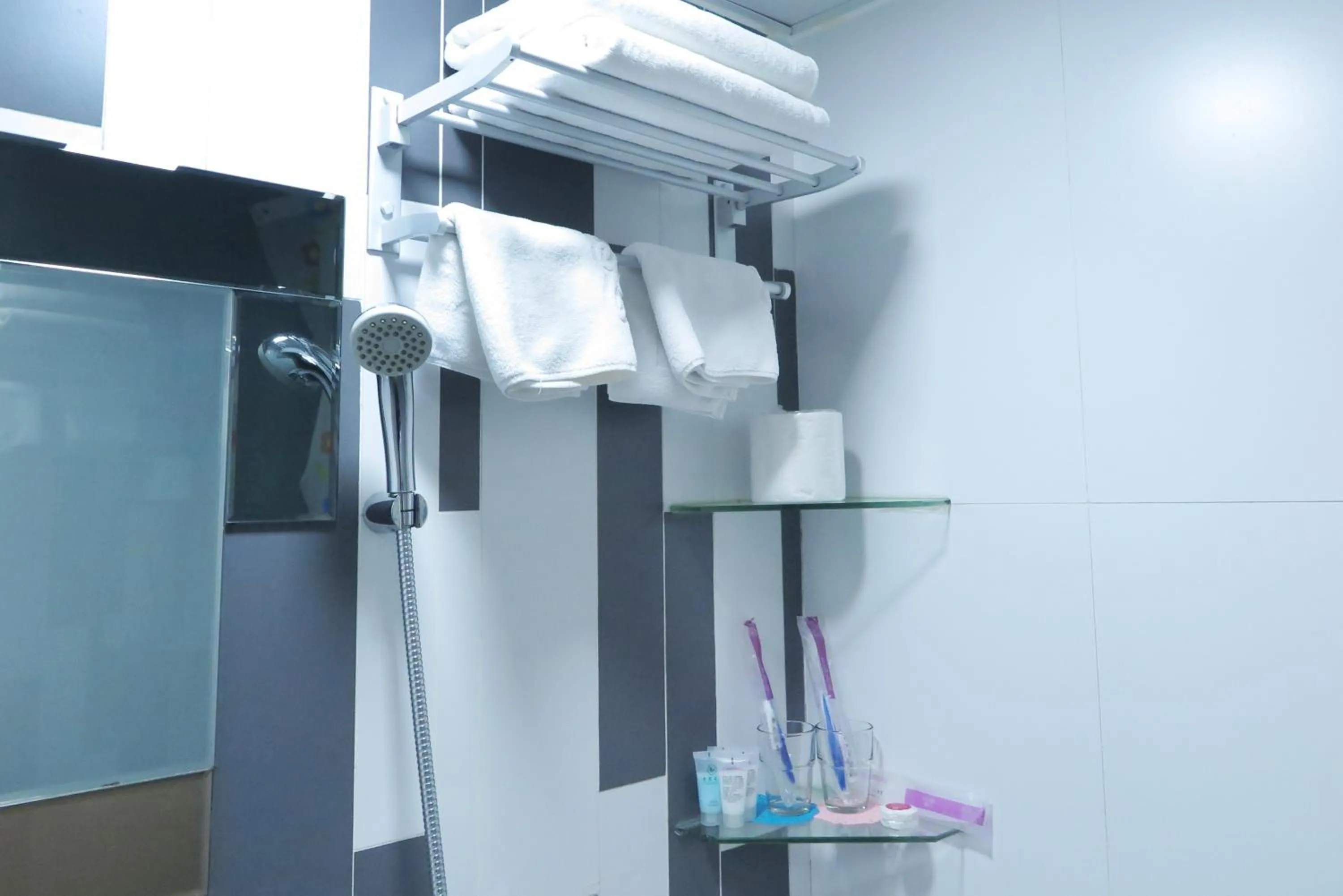 Twin Room with Bathroom in Shanghai Red