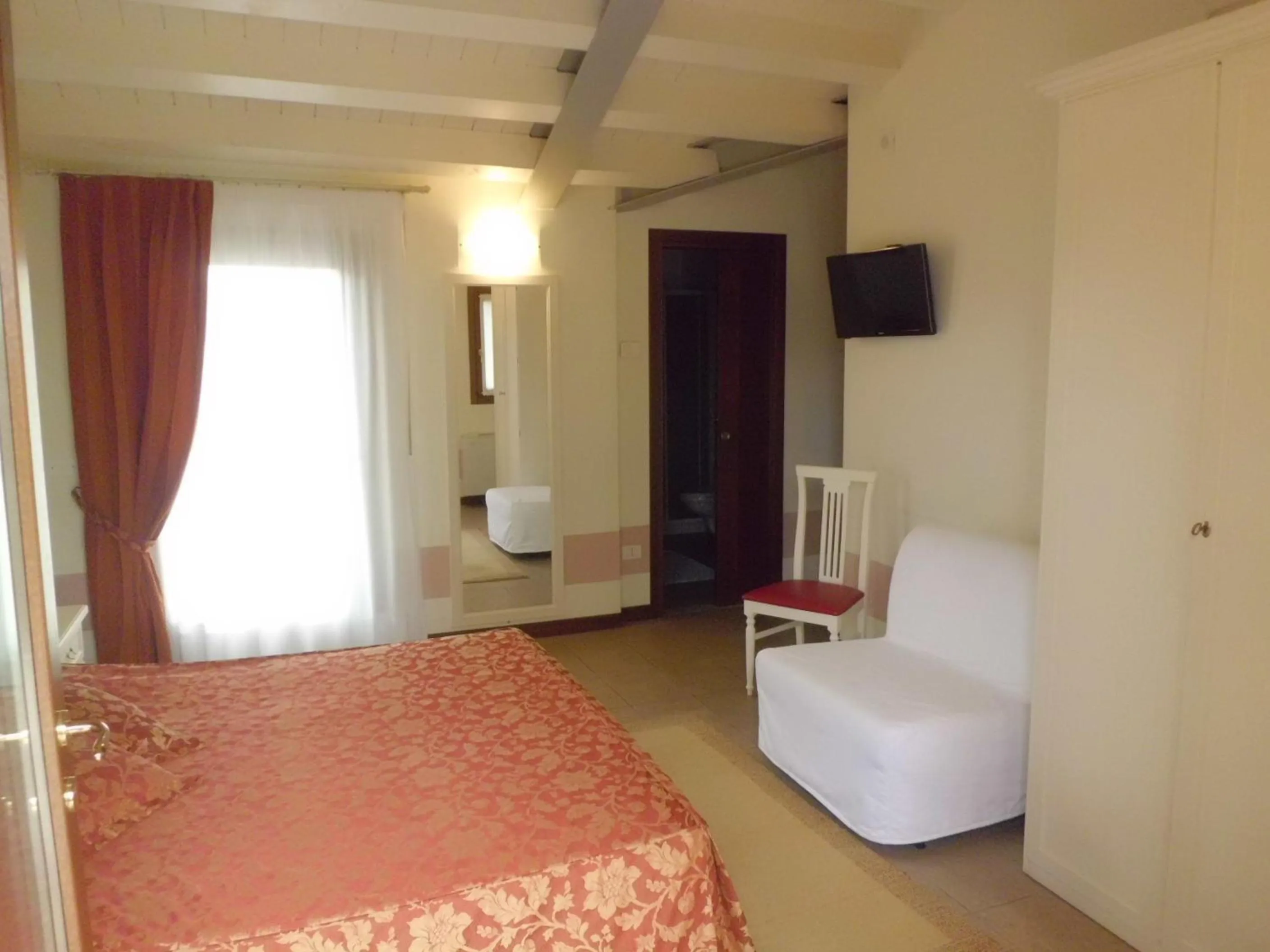 Double or Twin Room with Bathroom in Sweet Home