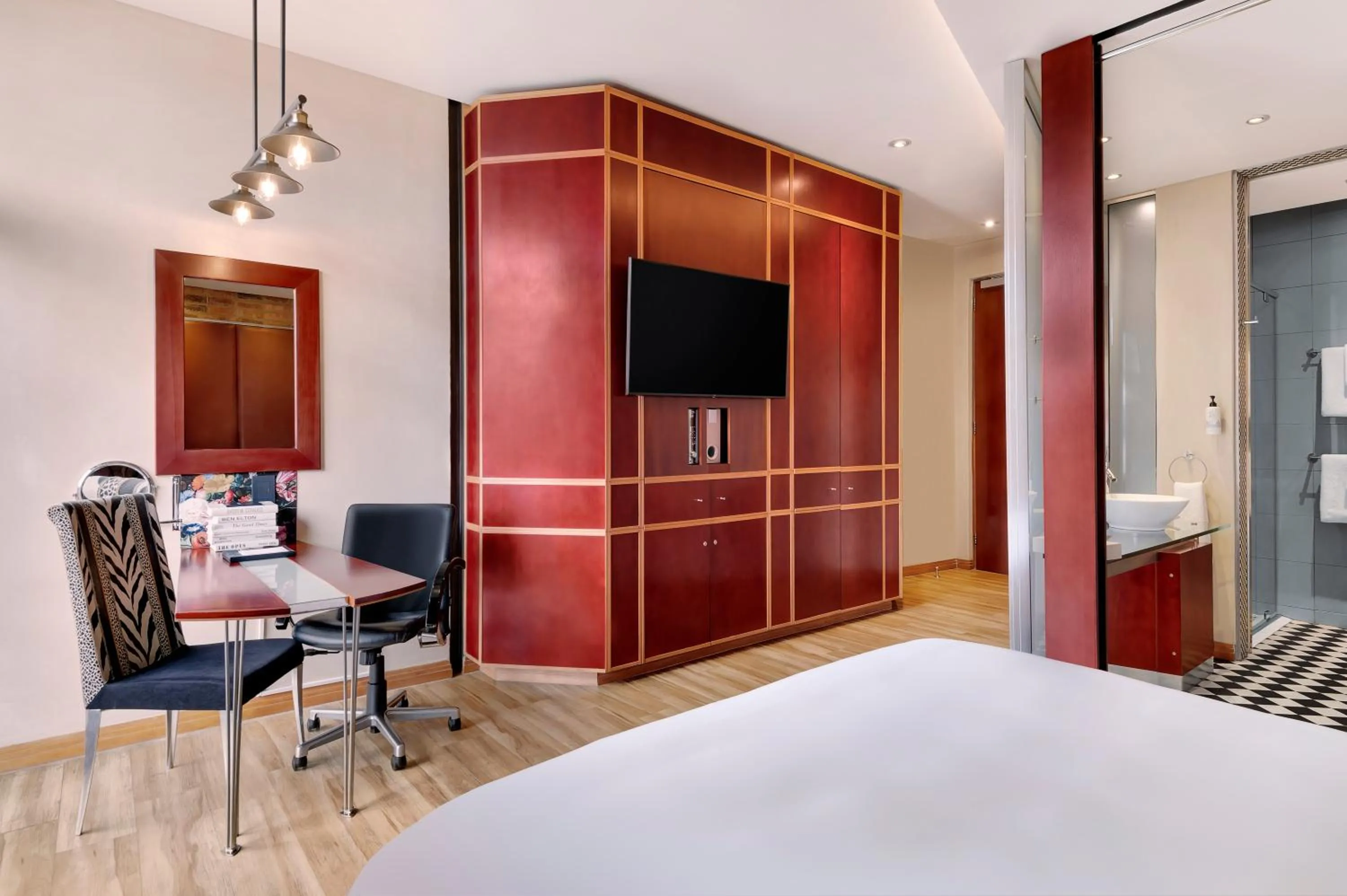 Guest Room , 1 Queen in African Pride Melrose Arch, Autograph Collection