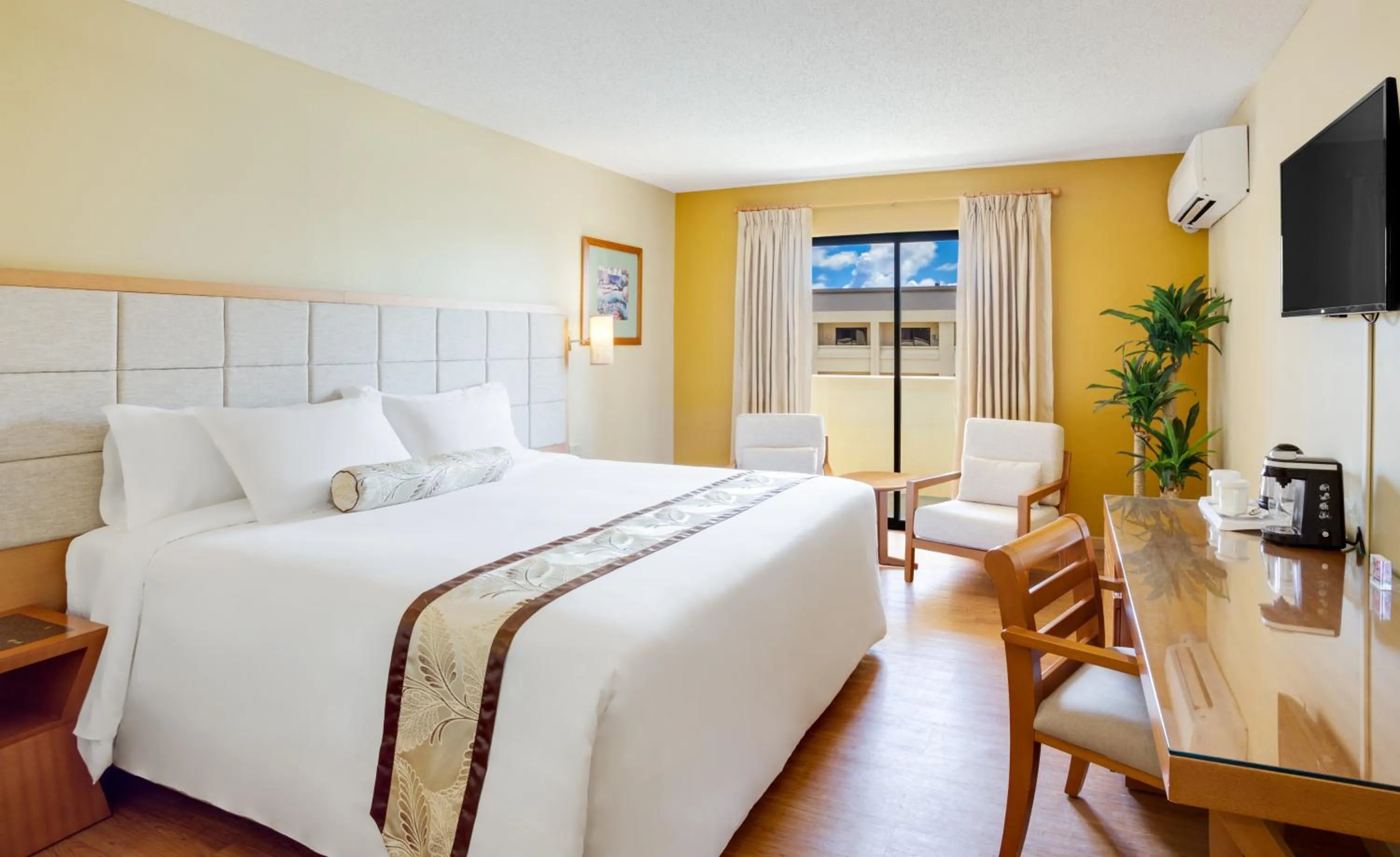 Deluxe King Room in Guam Plaza Resort
