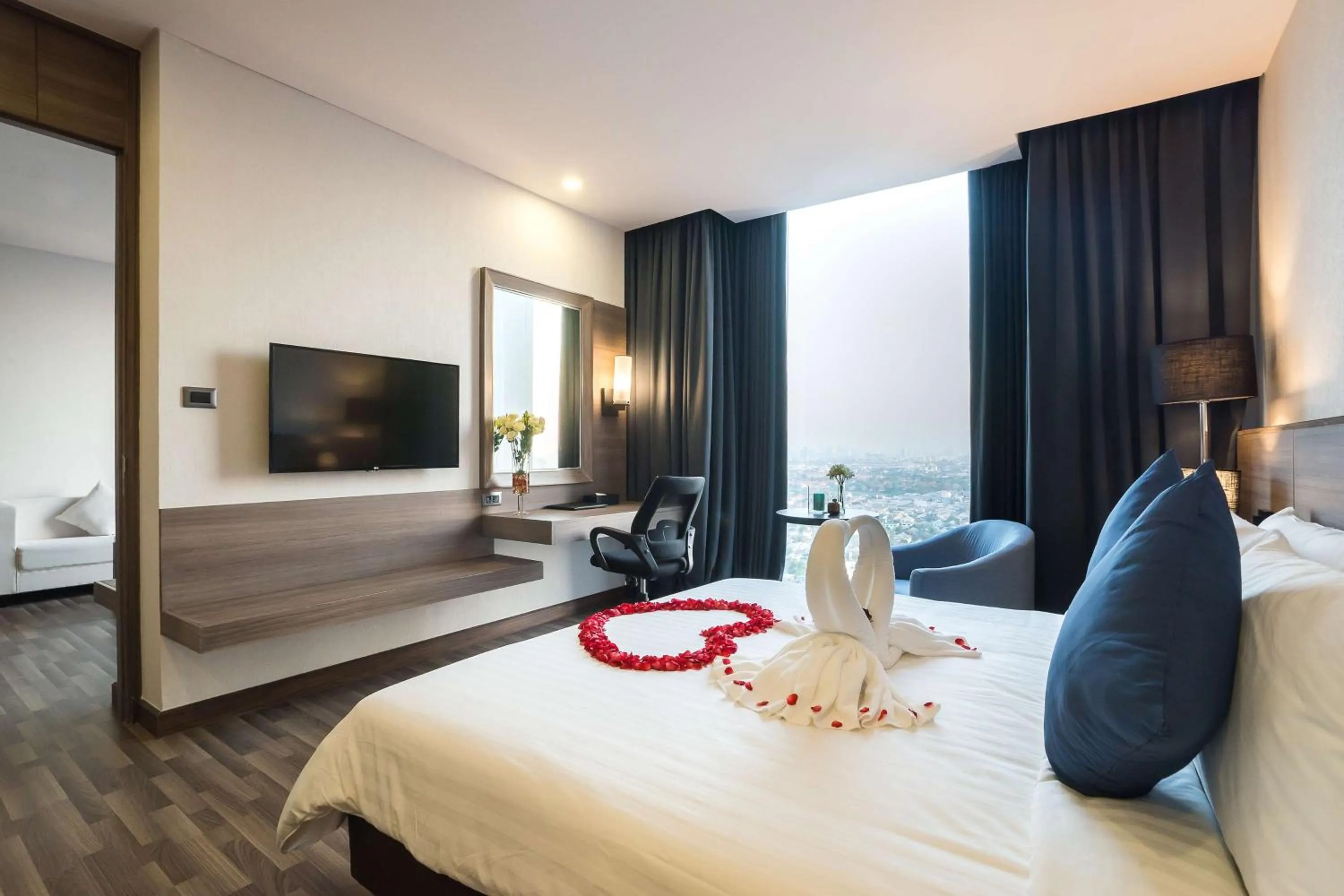 King Suite with Sofa Bed and City View in Best Western Plus Wanda Grand Hotel