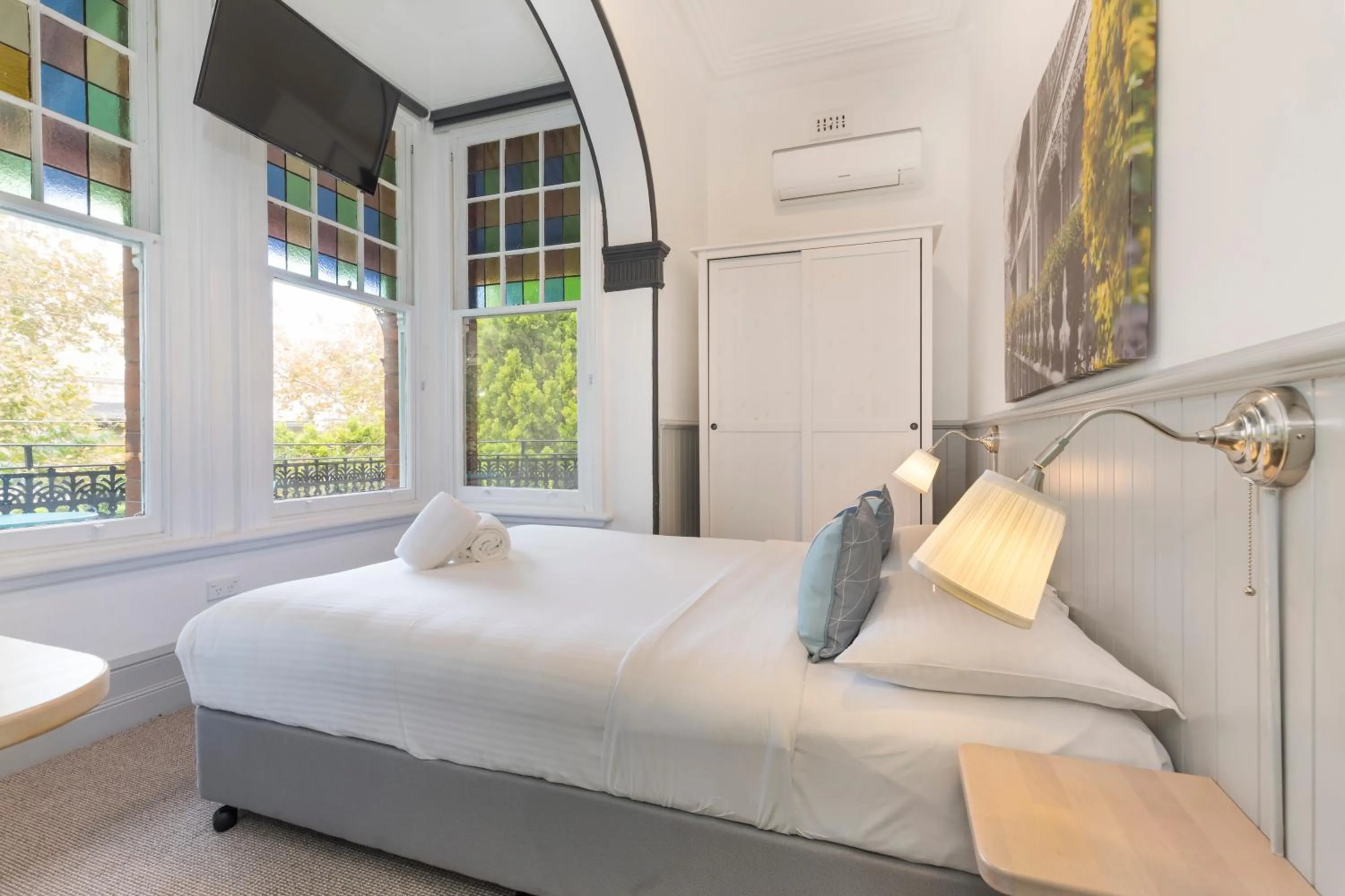 Queen Room with Balcony in Dalziel Lodge