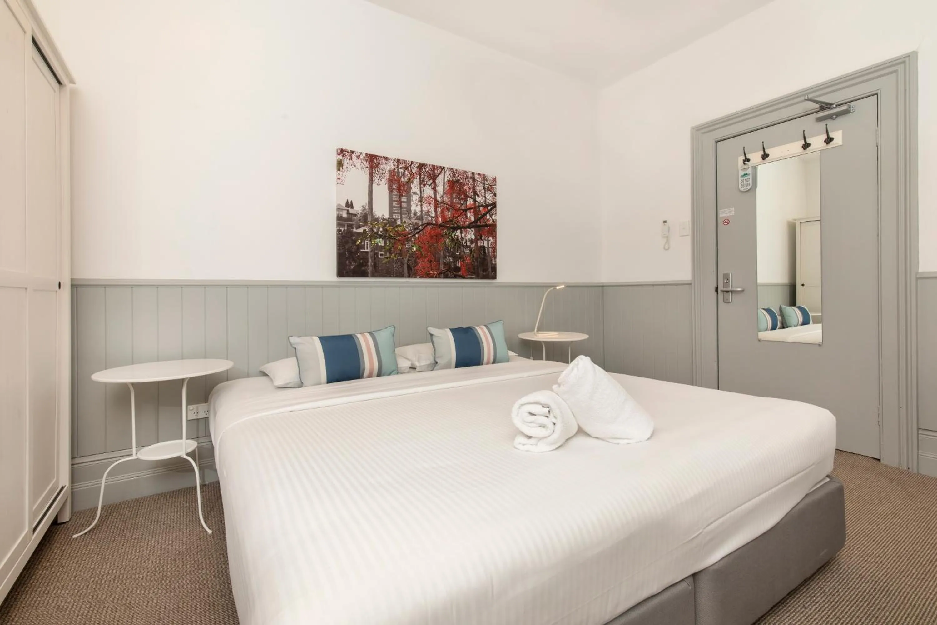 Queen Room with Shared Bathroom in Dalziel Lodge