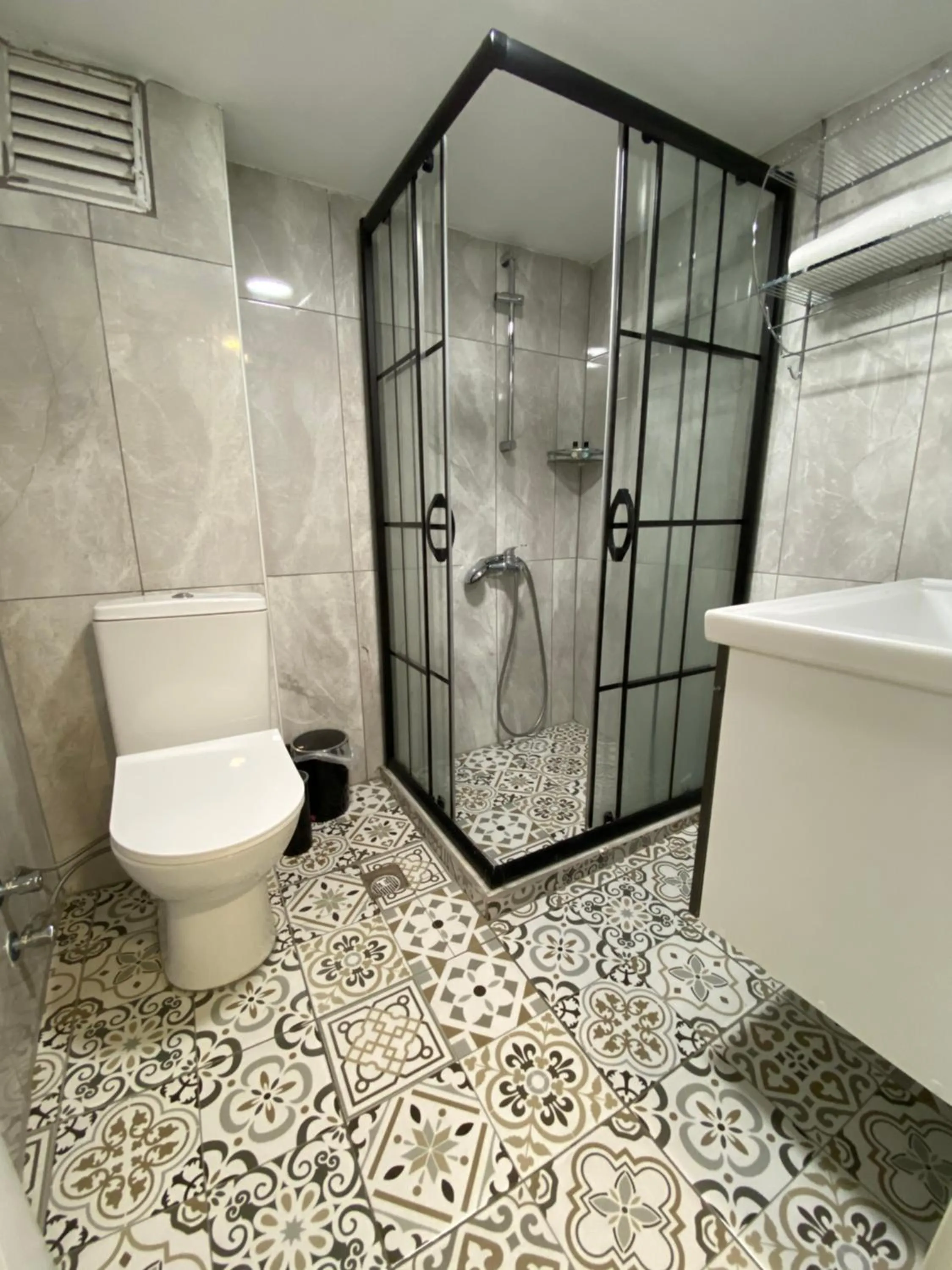 Apartment with Balcony in Orange Airport Hotel