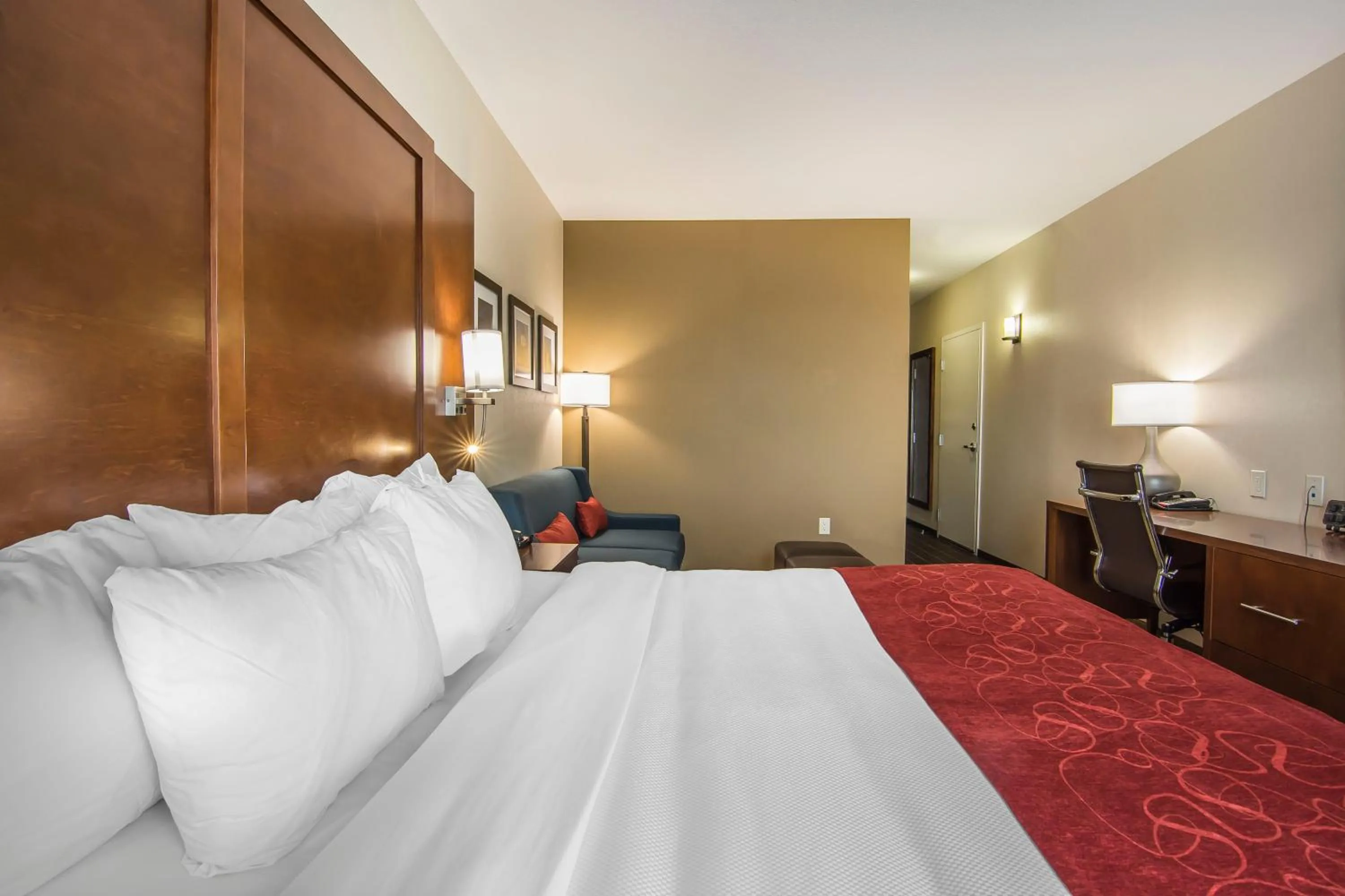 King Suite - Disability Access/Non-Smoking in Comfort Suites Regina