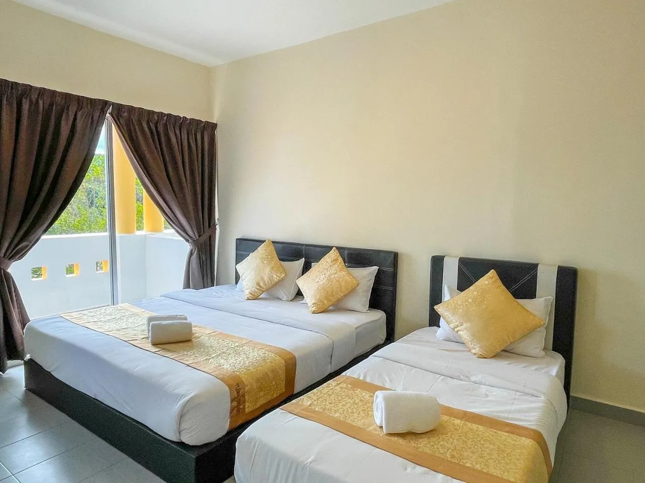 Luxury Triple Room in Tiara Desaru Seaview Residence