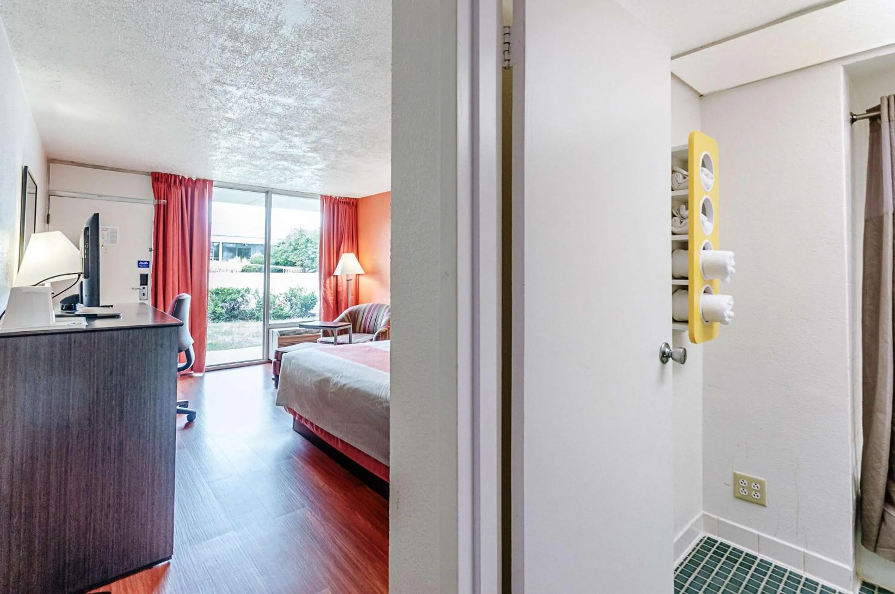 Deluxe Quadruple Room - Non-Smoking in Motel 6-Dumfries, VA