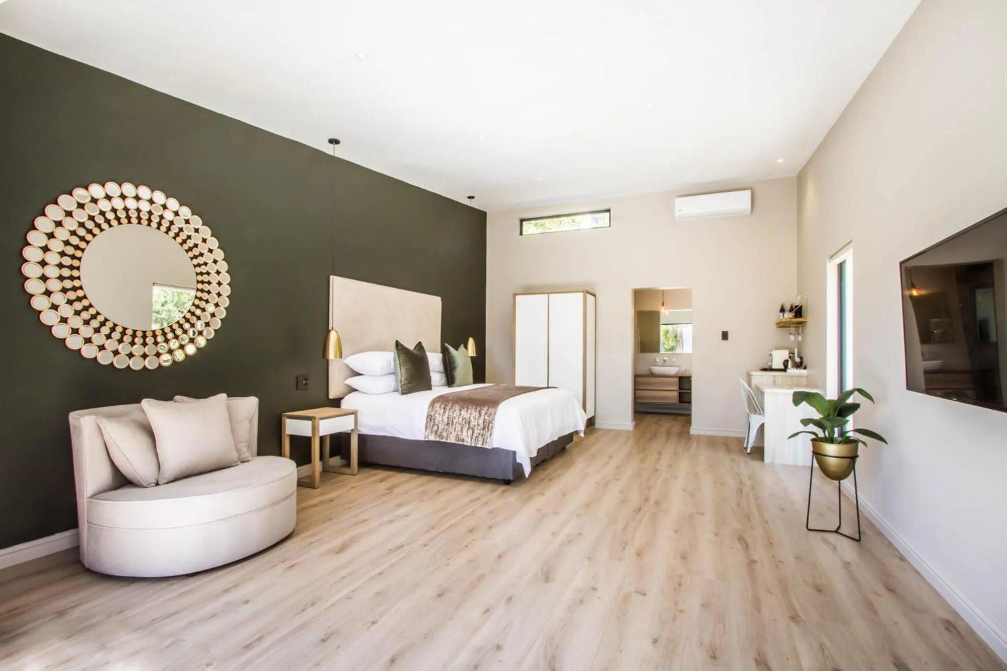 Deluxe room – King or Twin - single occupancy in Hlangana Lodge