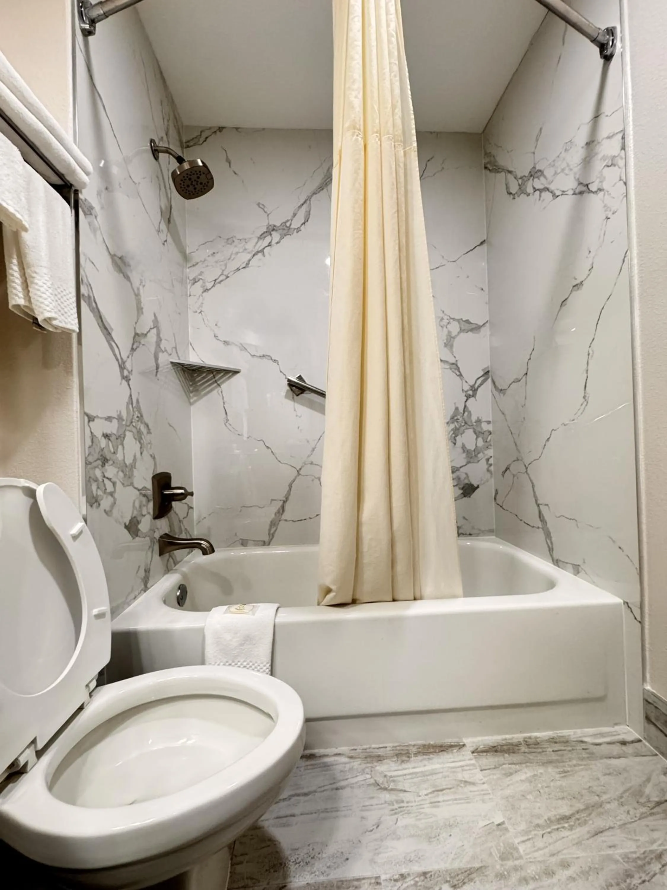 Queen Room in Quality Inn Cleveland North