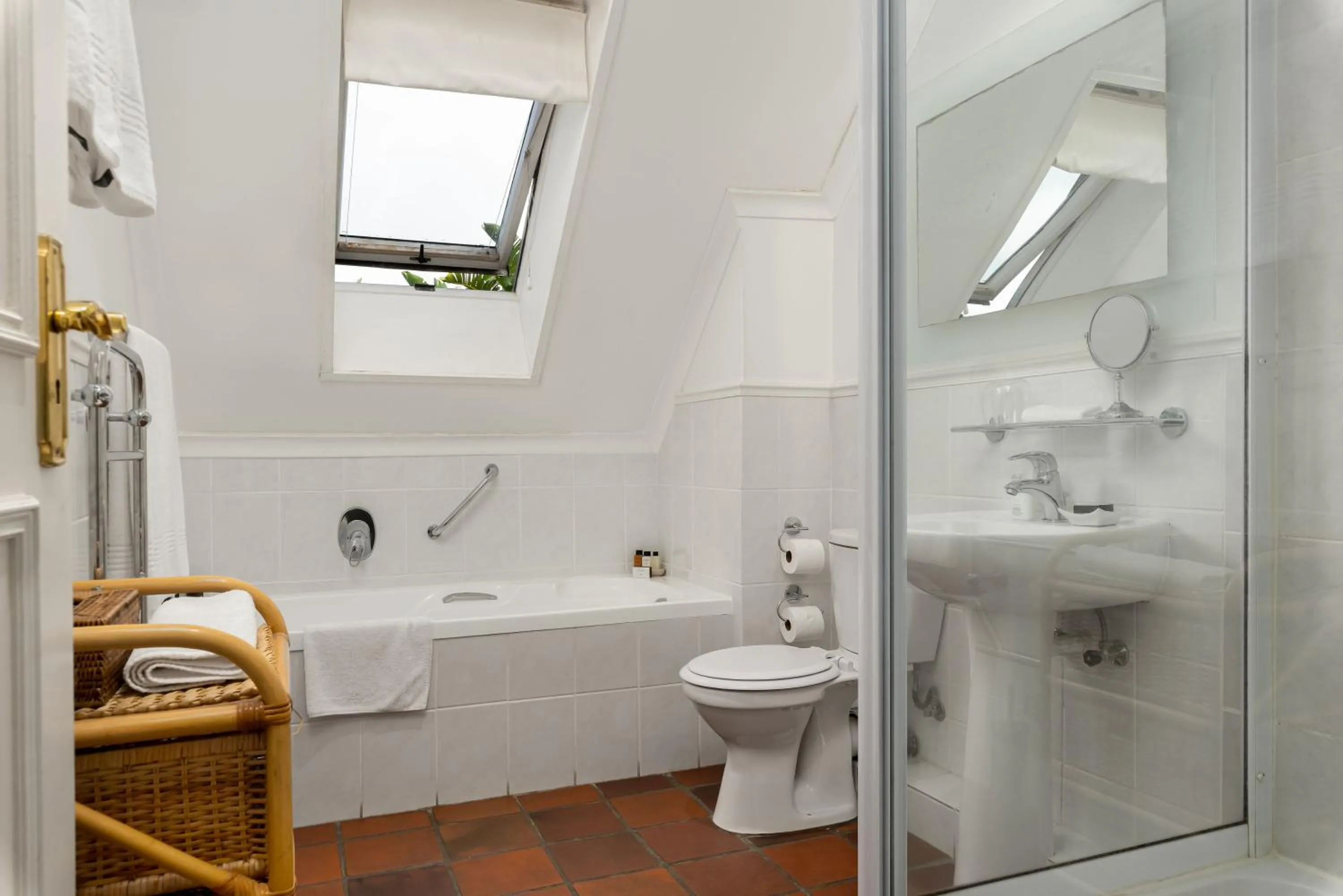 Deluxe King Room in Gable Manor by Neighbourgood