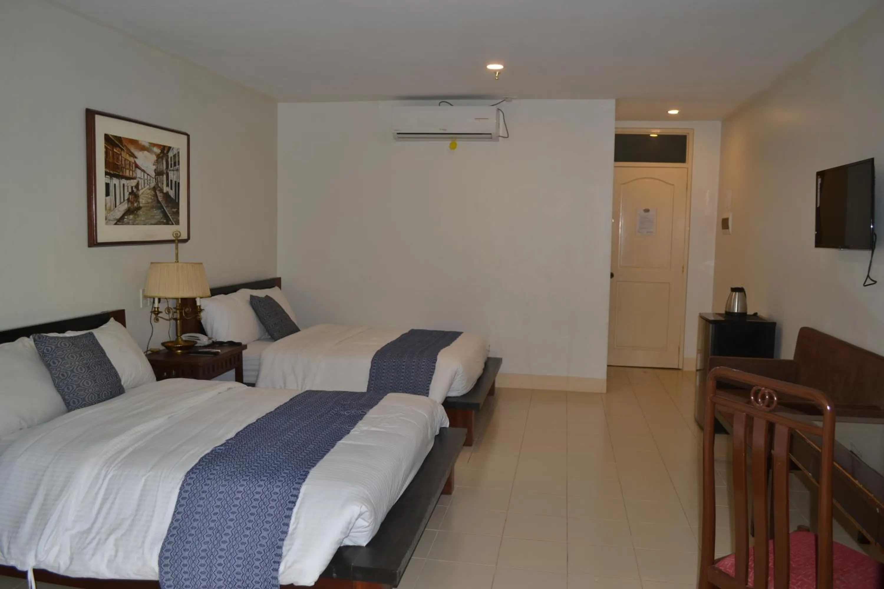 Suite with Balcony in Metro Vigan Inn