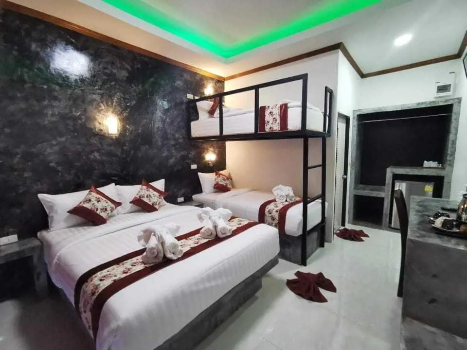 Deluxe Family Suite in Lanta Long Beach Hostel