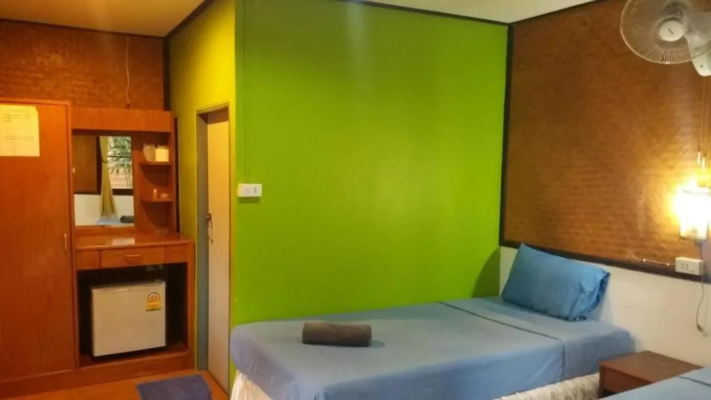 Small Double Room in Lanta Long Beach Hostel