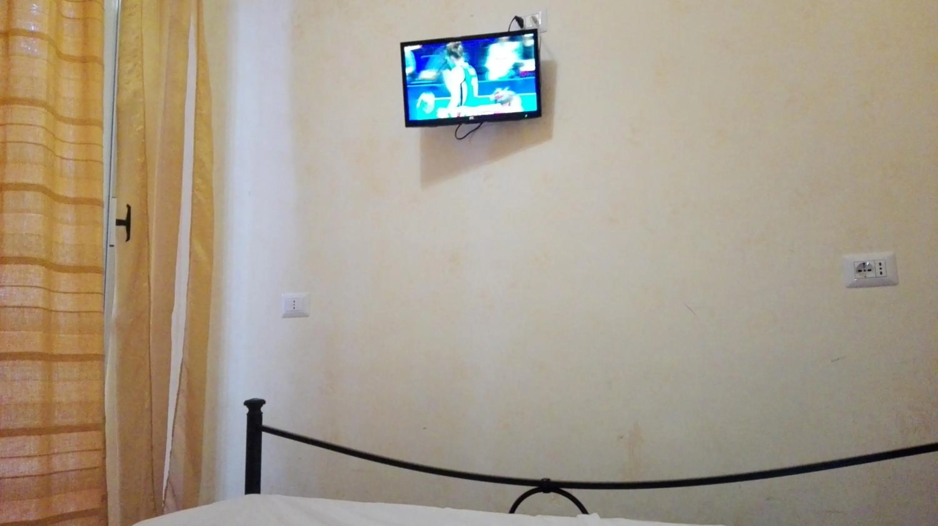 Standard Double Room with Shared Bathroom - single occupancy in Residenza Laterano