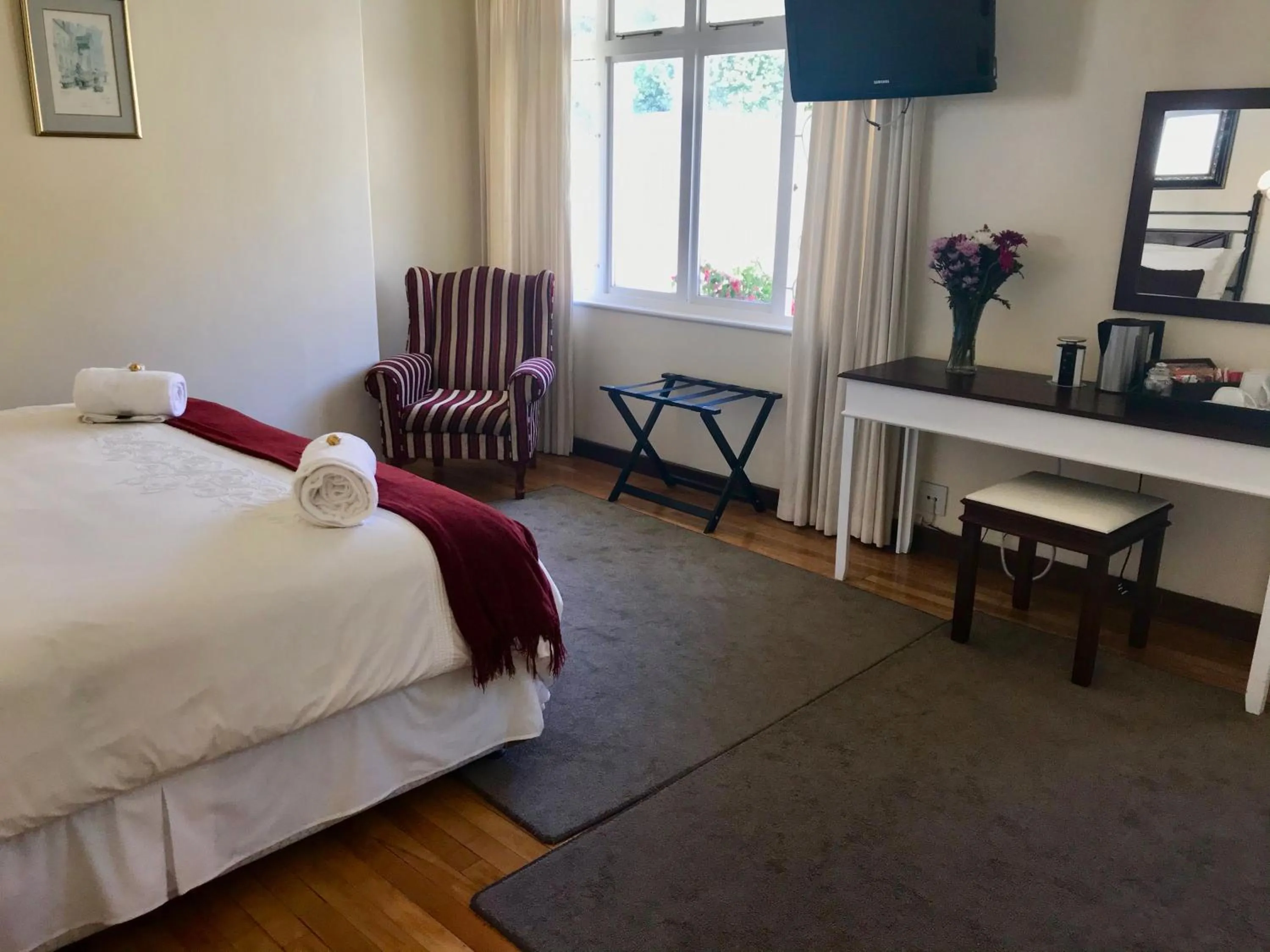Luxury Double or Twin Room with Bath and Shower in Sundown Manor Guest House
