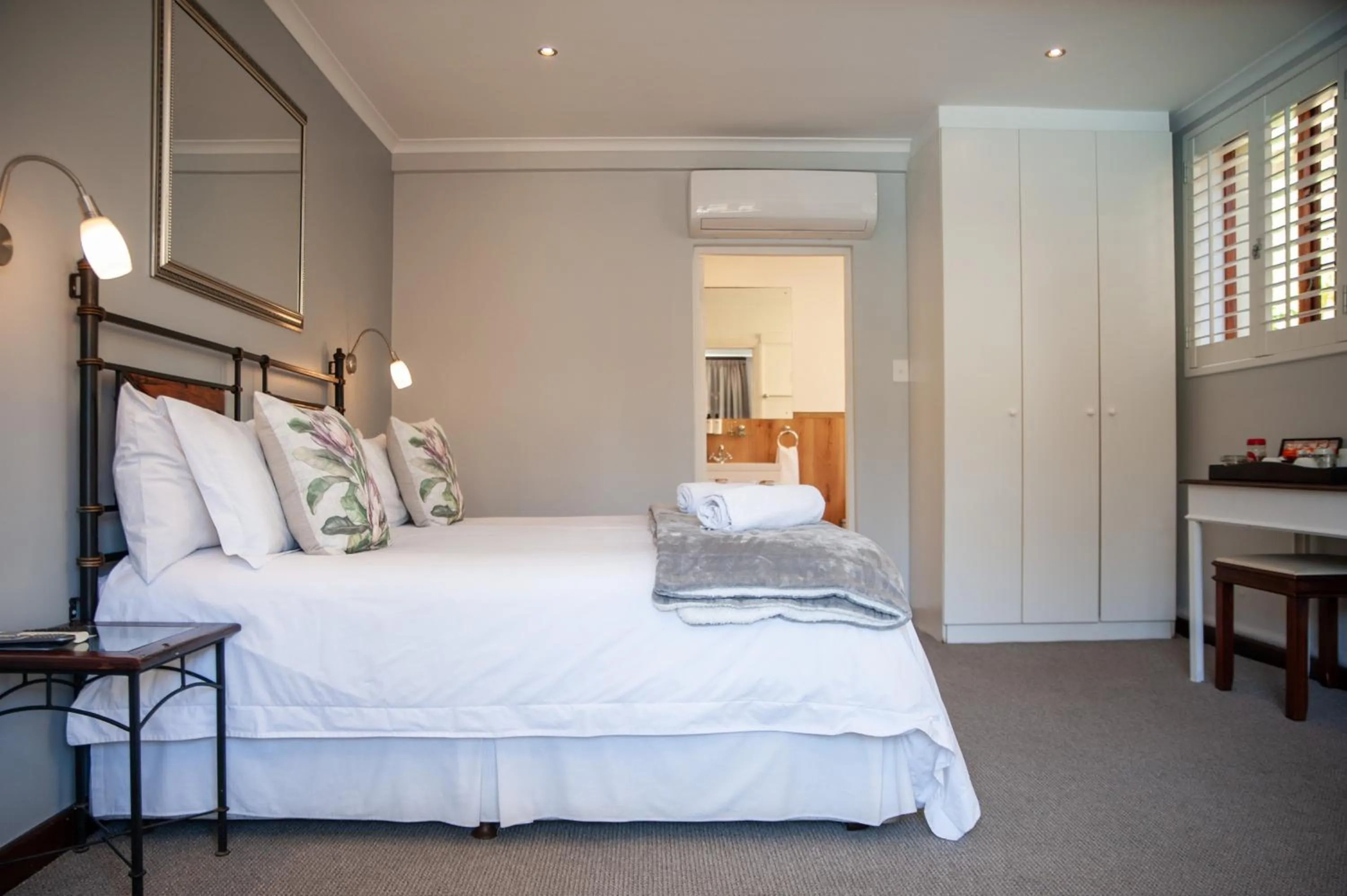 Luxury Double or Twin Room with Bath and Shower in Sundown Manor Guest House