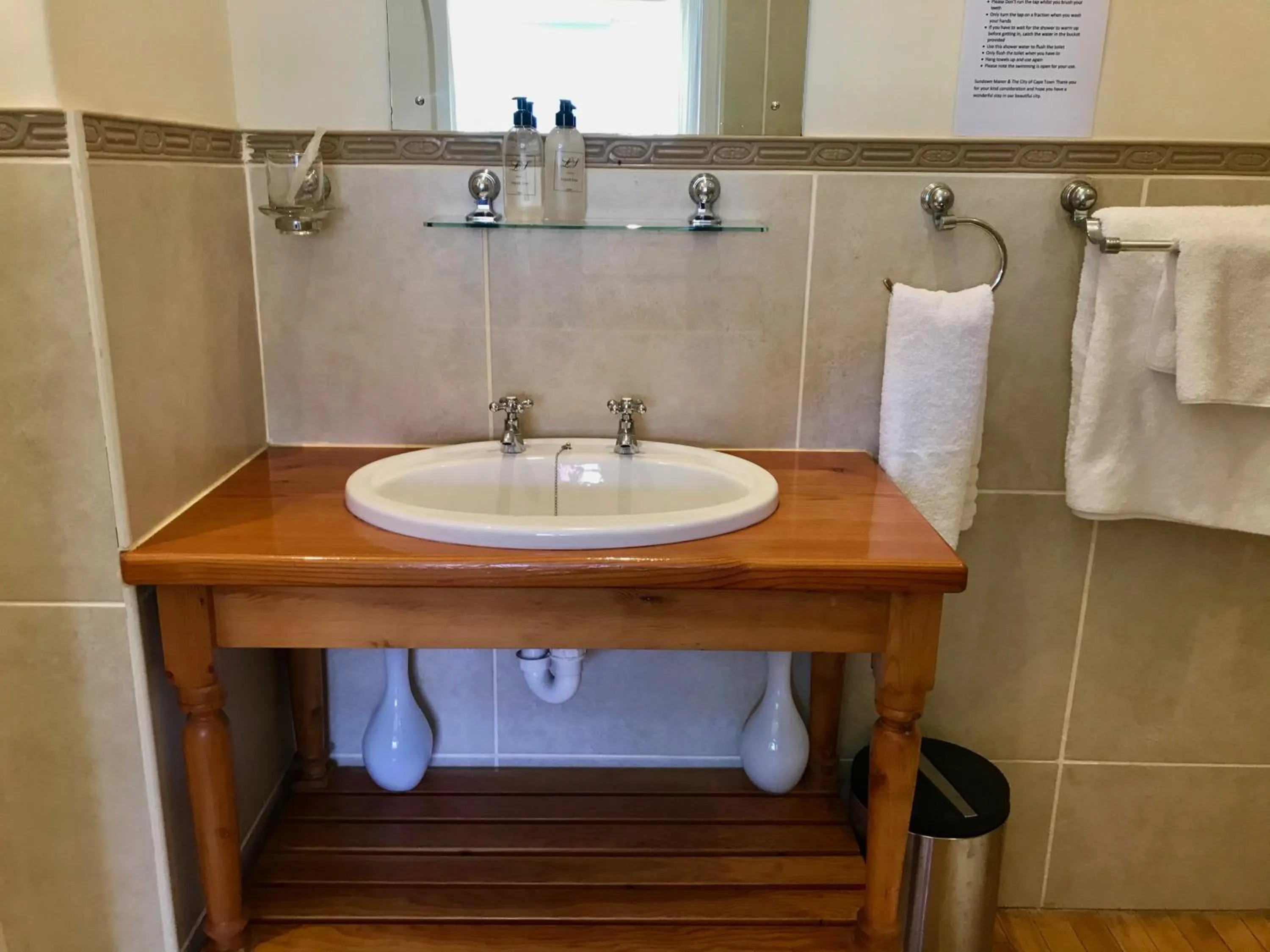 Luxury Double Room with Shower in Sundown Manor Guest House