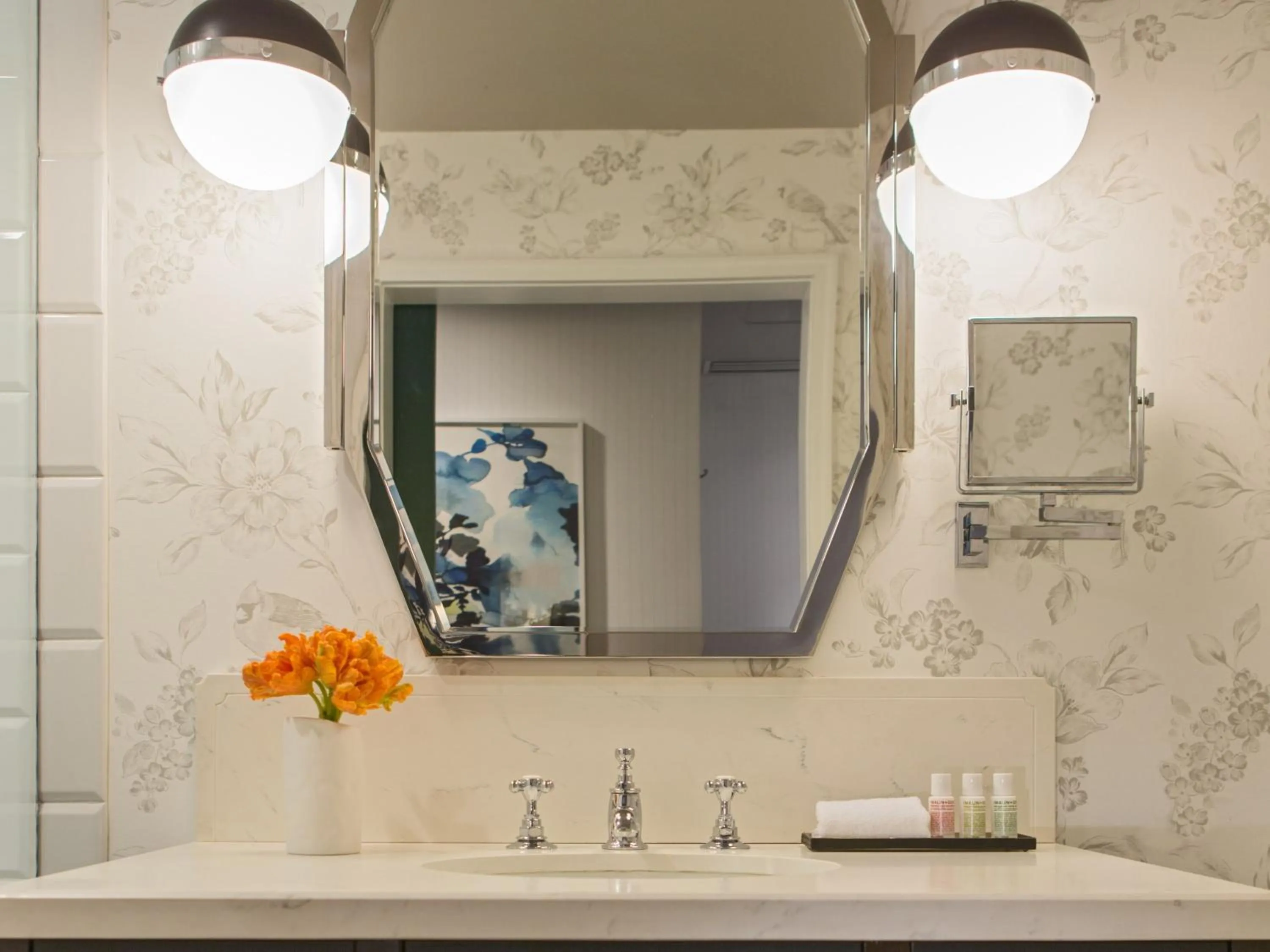 Premium Queen Room with Two Queen Beds and City View in Kimpton Cardinal Hotel by IHG