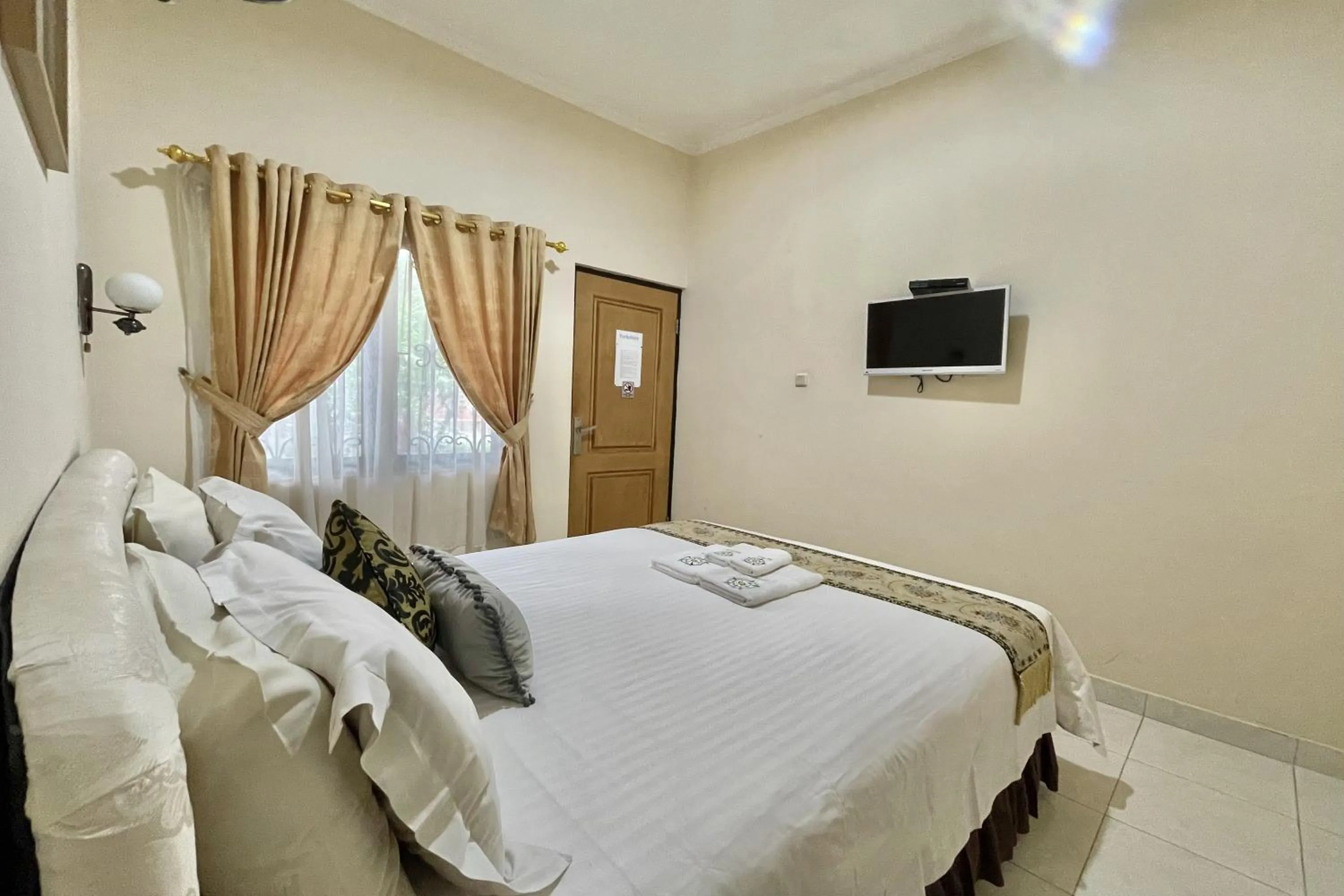 Deluxe Double Room with Balcony in Whiterose Guesthouse