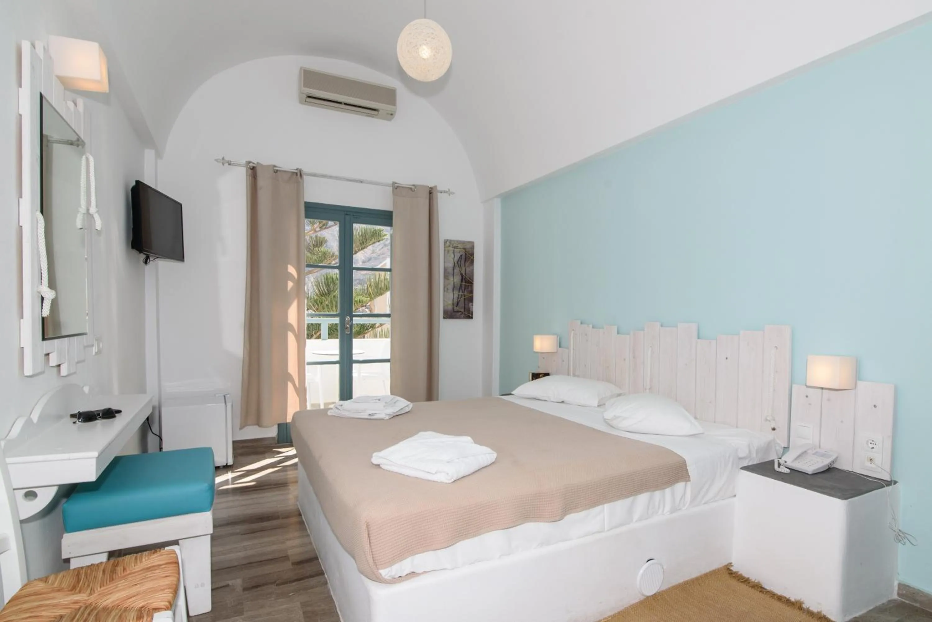 Standard Double Room with Balcony in Iris Boutique Hotel