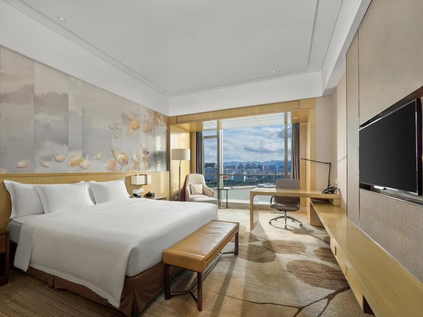 Standard King Room with River View in Crowne Plaza Fuzhou Riverside by IHG