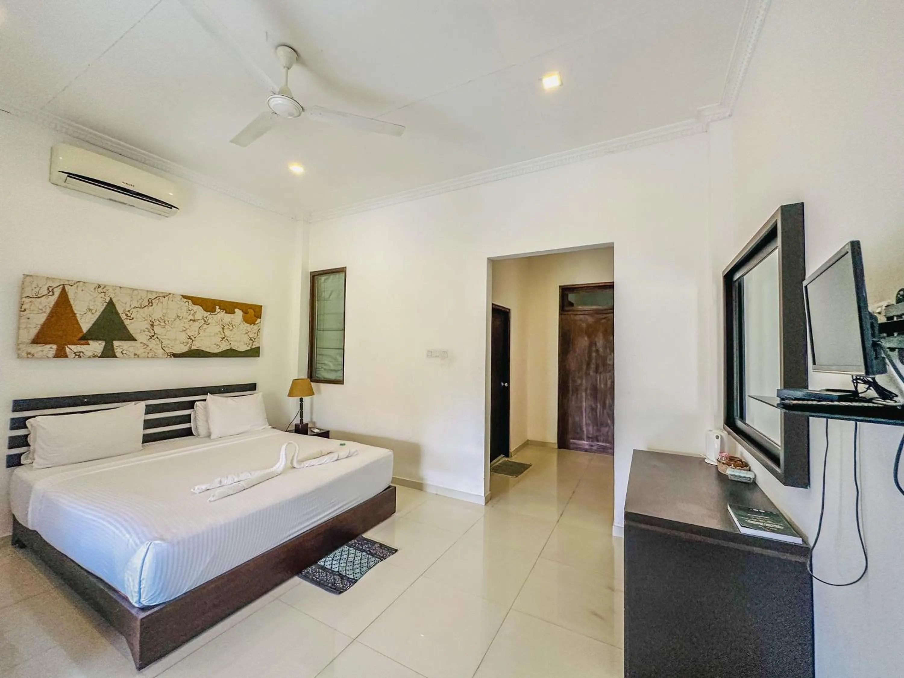 Deluxe Double Room with Balcony in Sunrise Palace Negombo