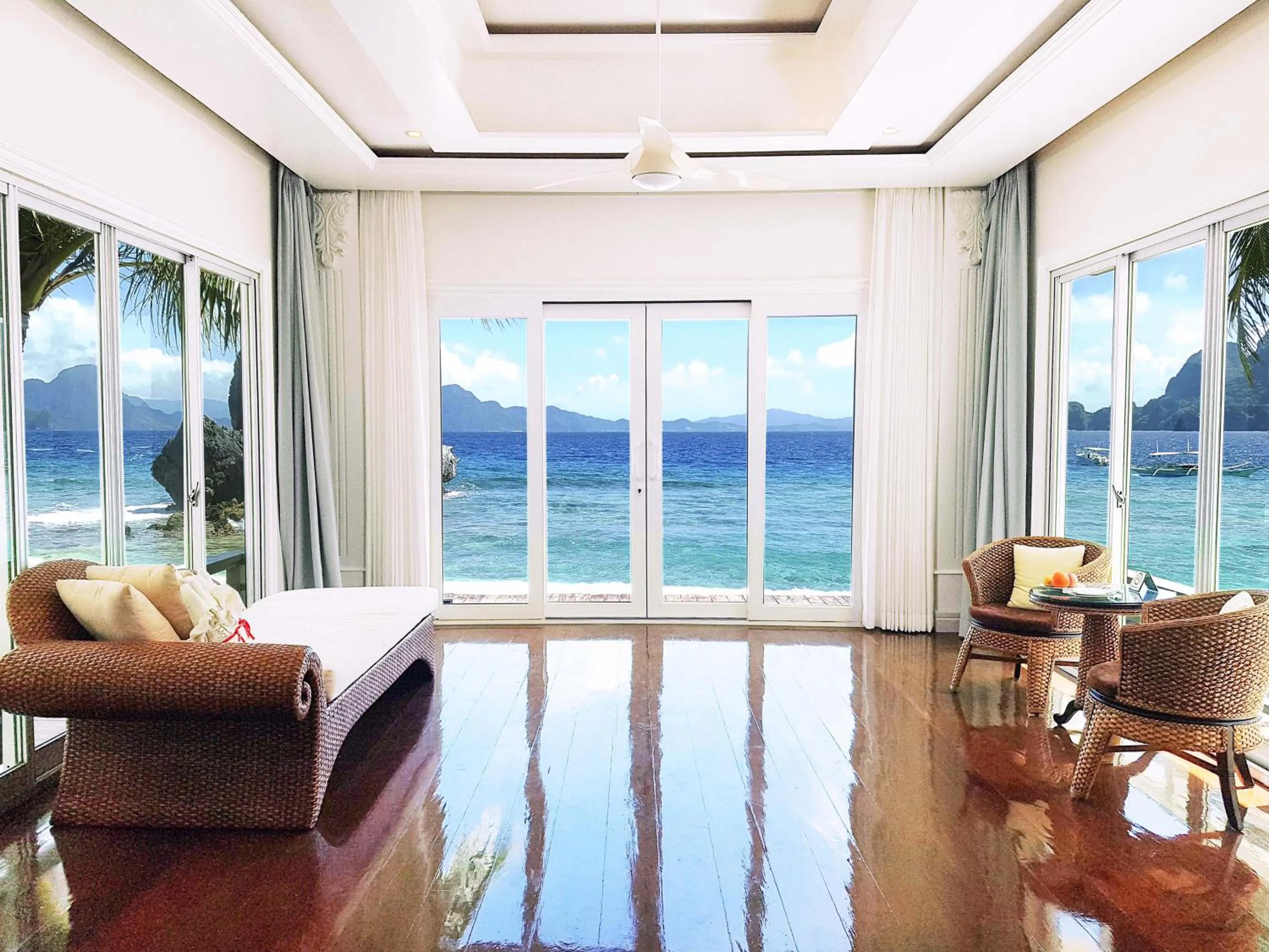 Beach Front Villa with Panoramic Ocean View in Matinloc Island Resort