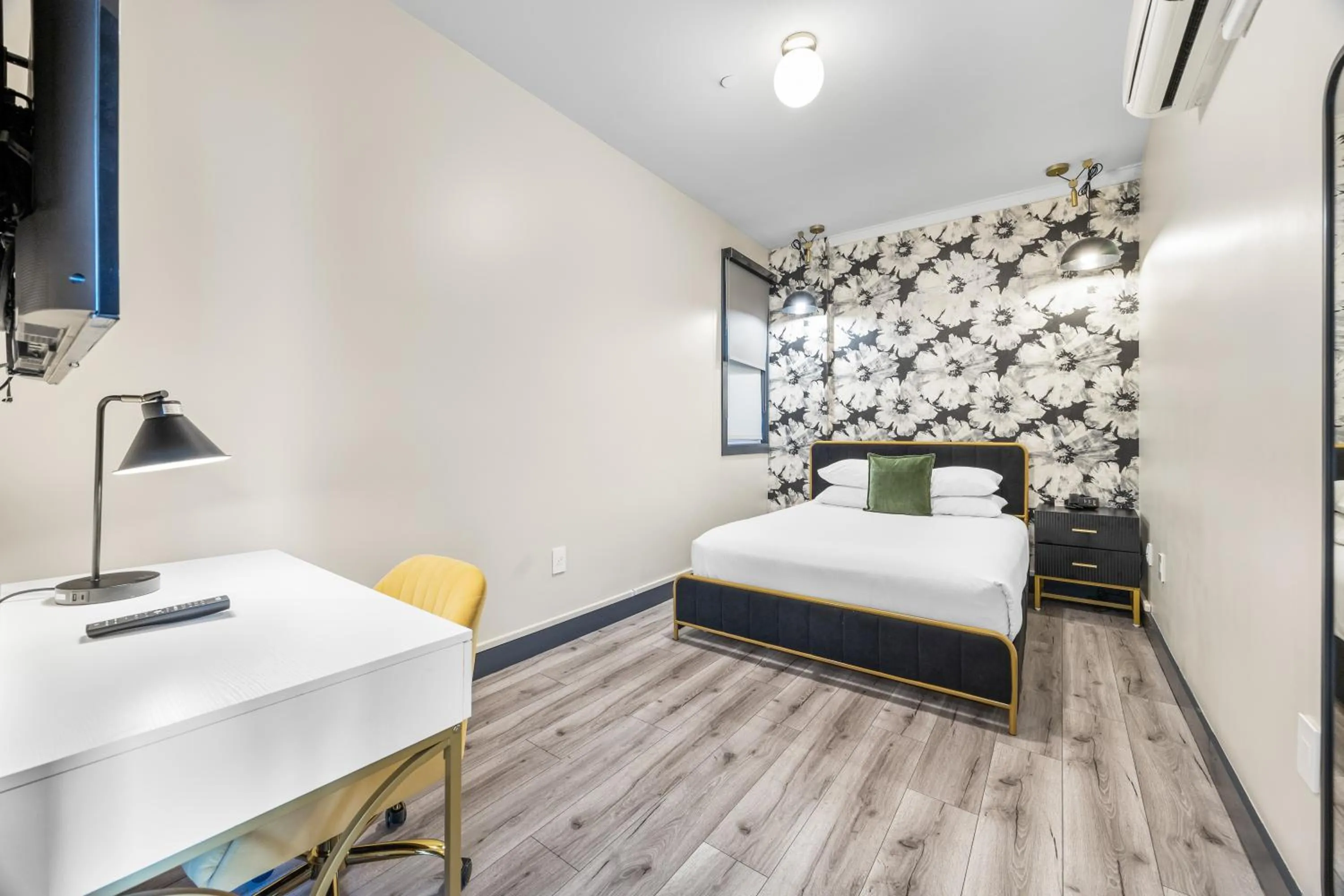 Deluxe Queen Suite in Hotel EPIK