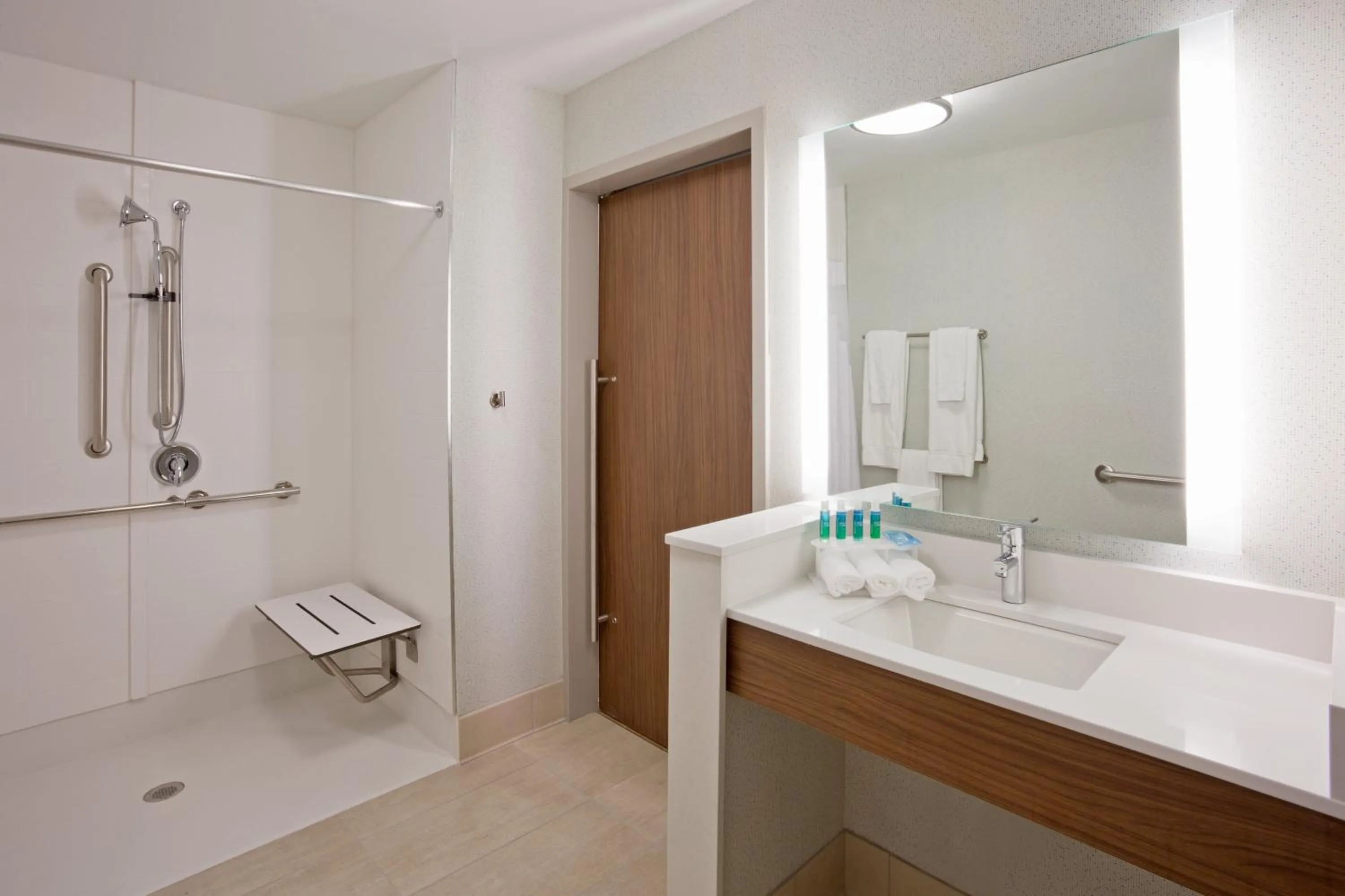 King Room - Hearing Accessible - Roll-in Shower in Holiday Inn Express and Suites Des Moines Downtown by IHG