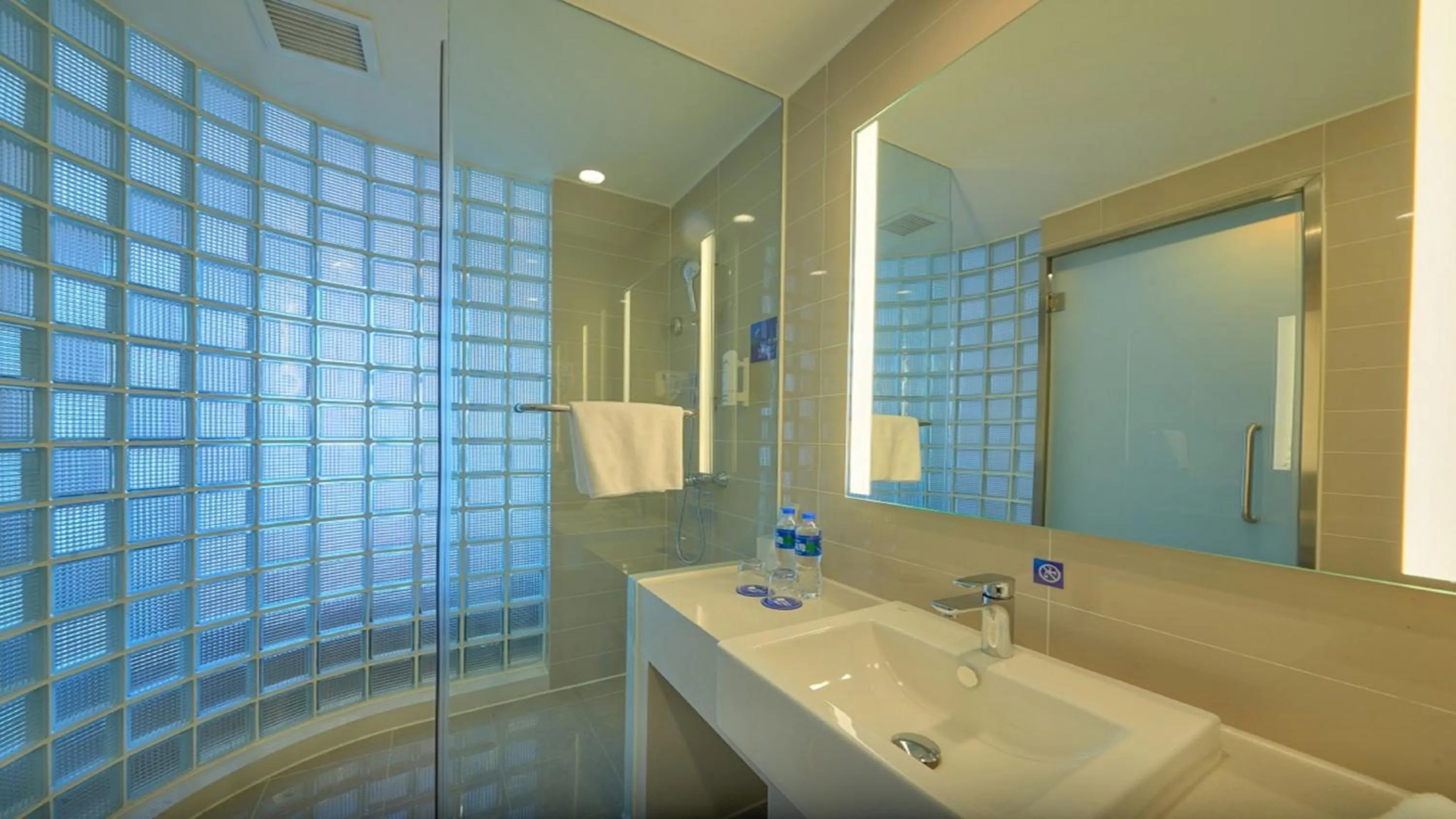 Standard Queen Room with Extra Floor Space in Holiday Inn Express Shenyang North Station, an IHG Hotel