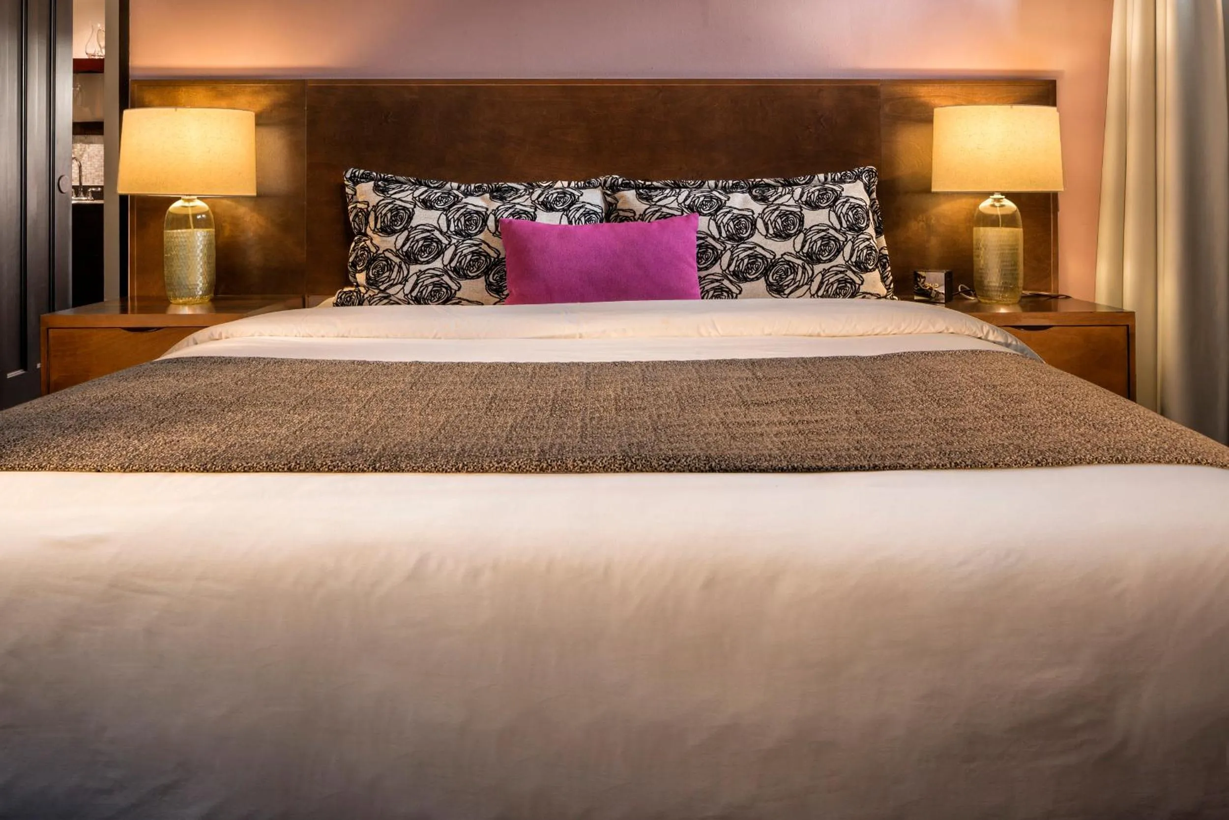 Balcony King Room in Decanter Hotel