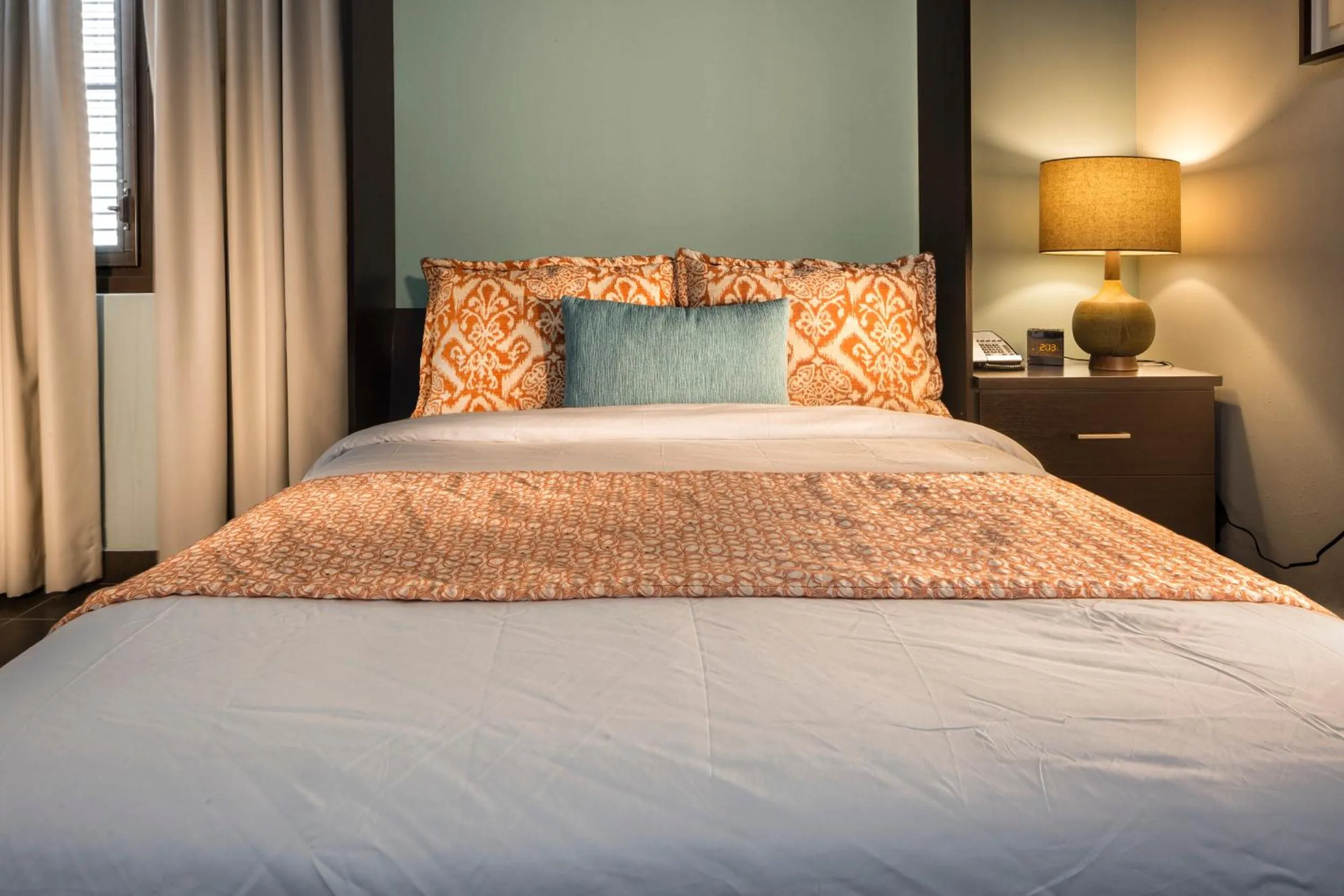 Terrace One Queen Room in Decanter Hotel