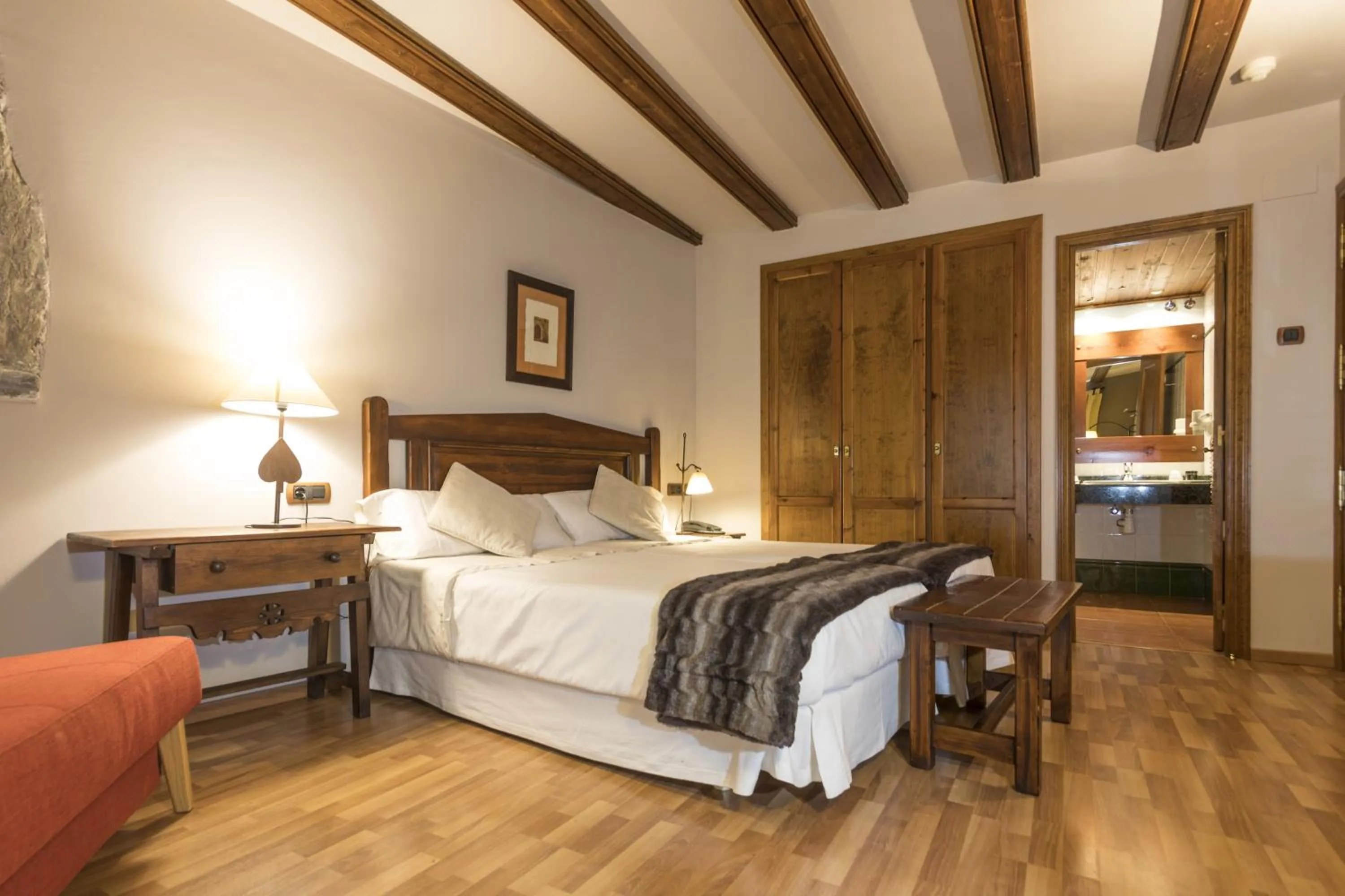 Twin Room with Extra Bed (2 Adults + 1 Child) in Hotel Casa Cornel