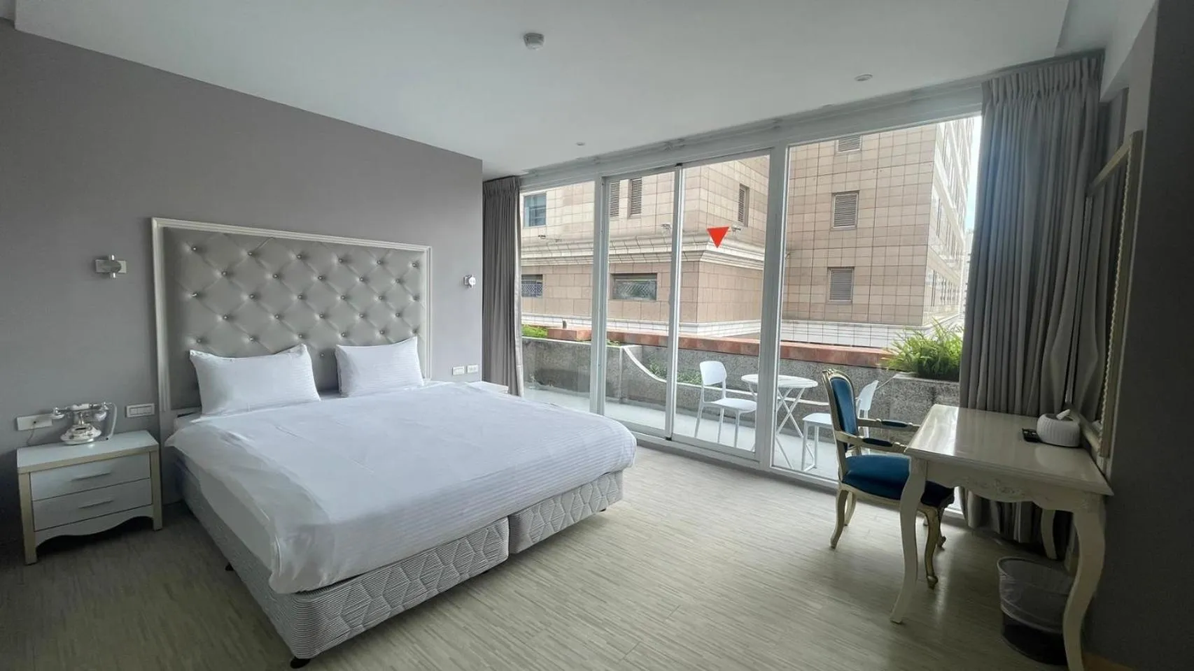 Deluxe Double Room with City View and Balcony in Lion King Hotel