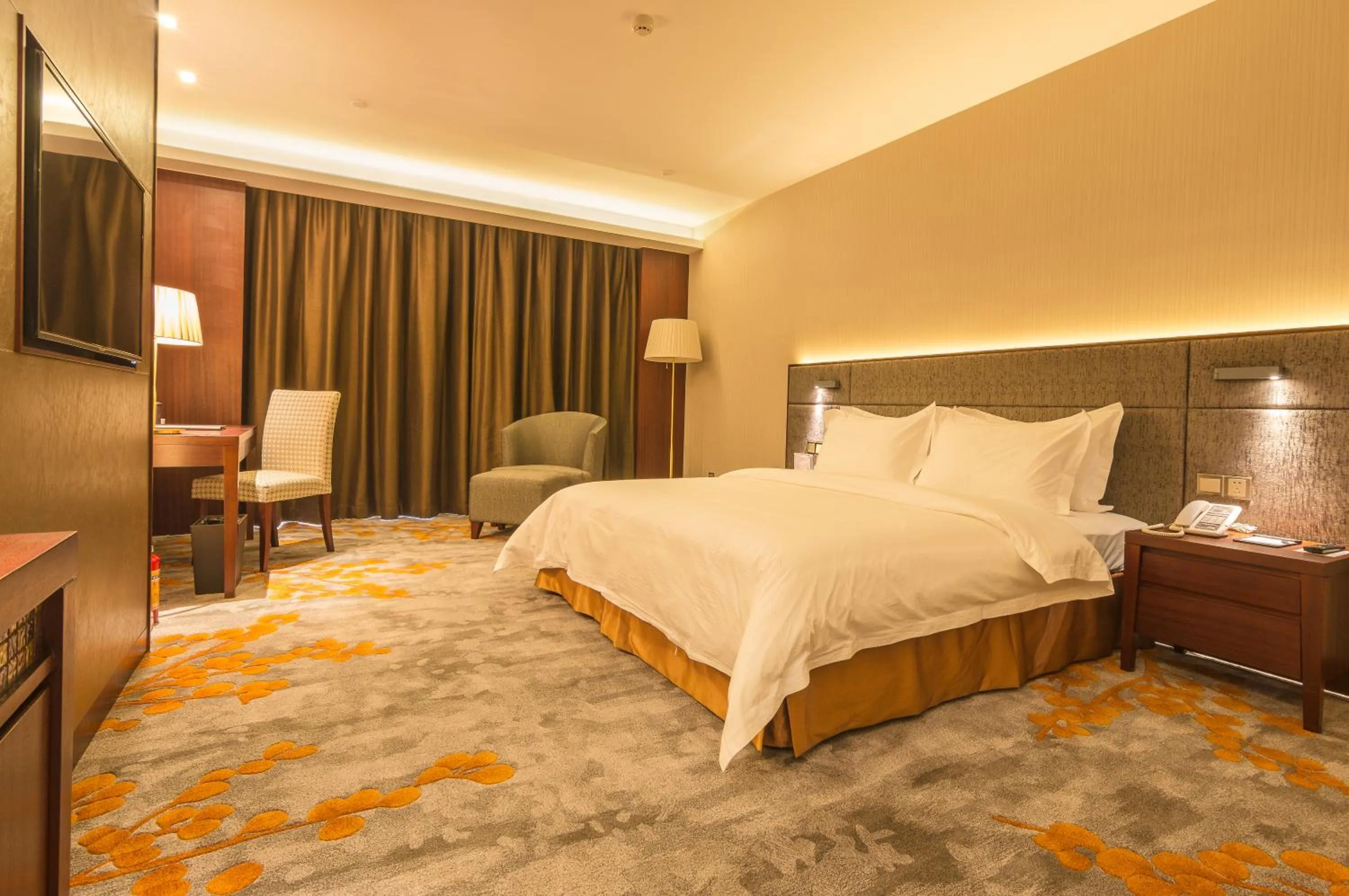 Business Queen Room in The Summit Hotel