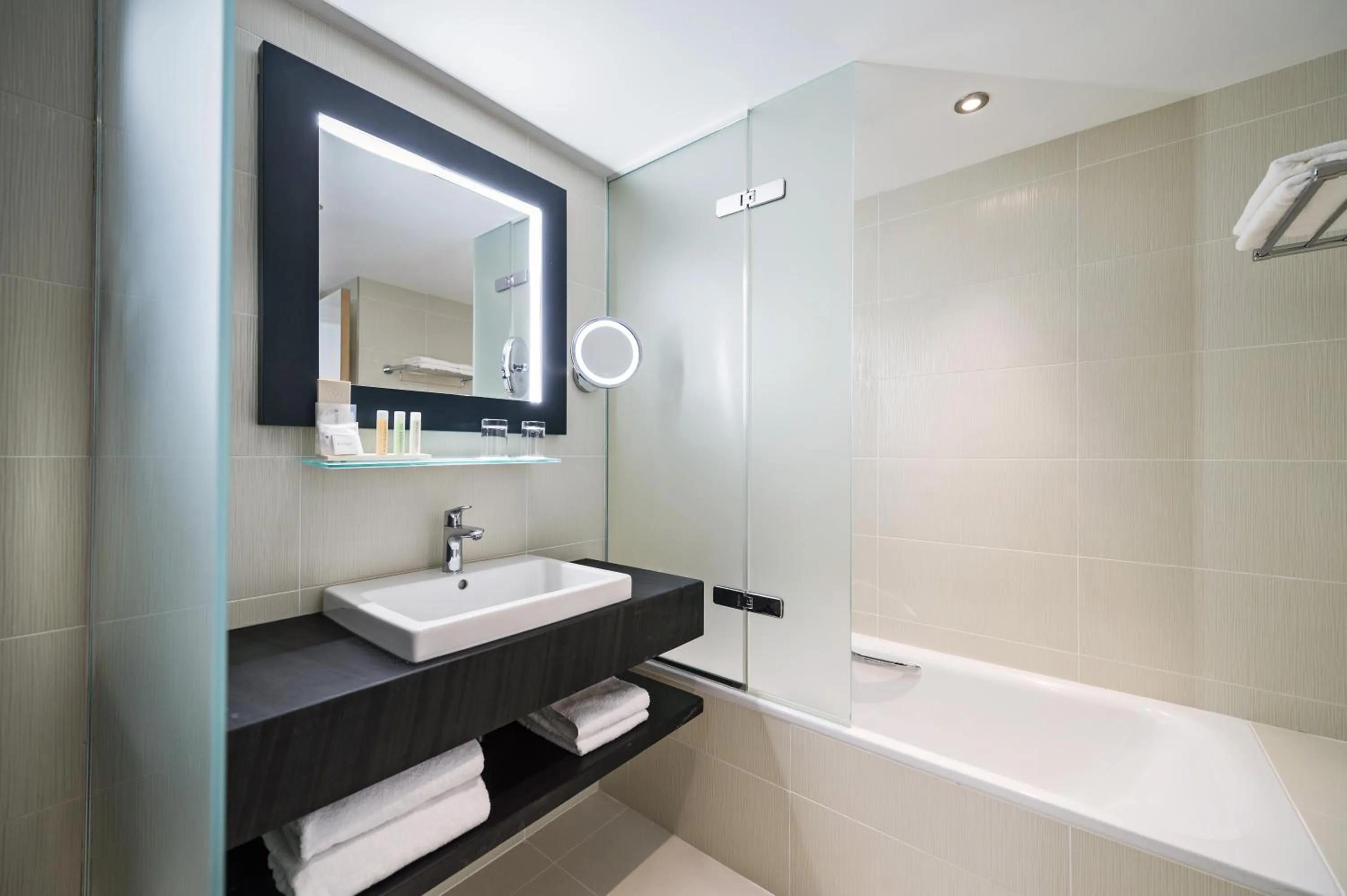 Superior King Room with Terrace in Golden Tulip Marseille Euromed