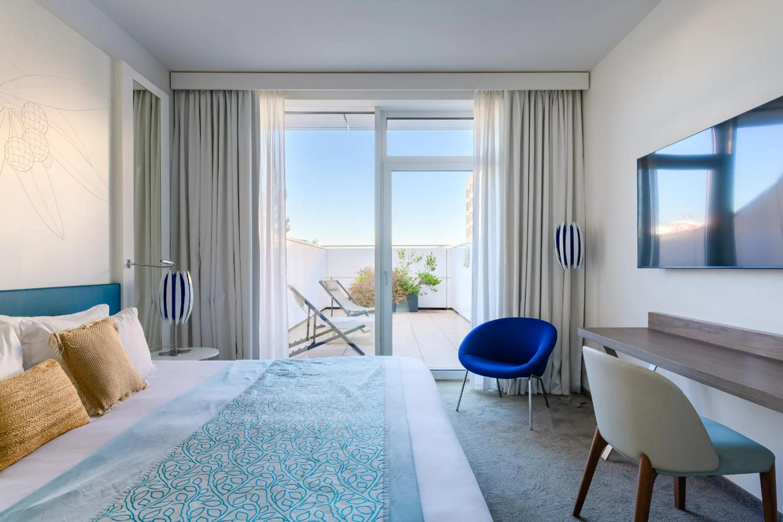 Superior King Room with Terrace in Golden Tulip Marseille Euromed