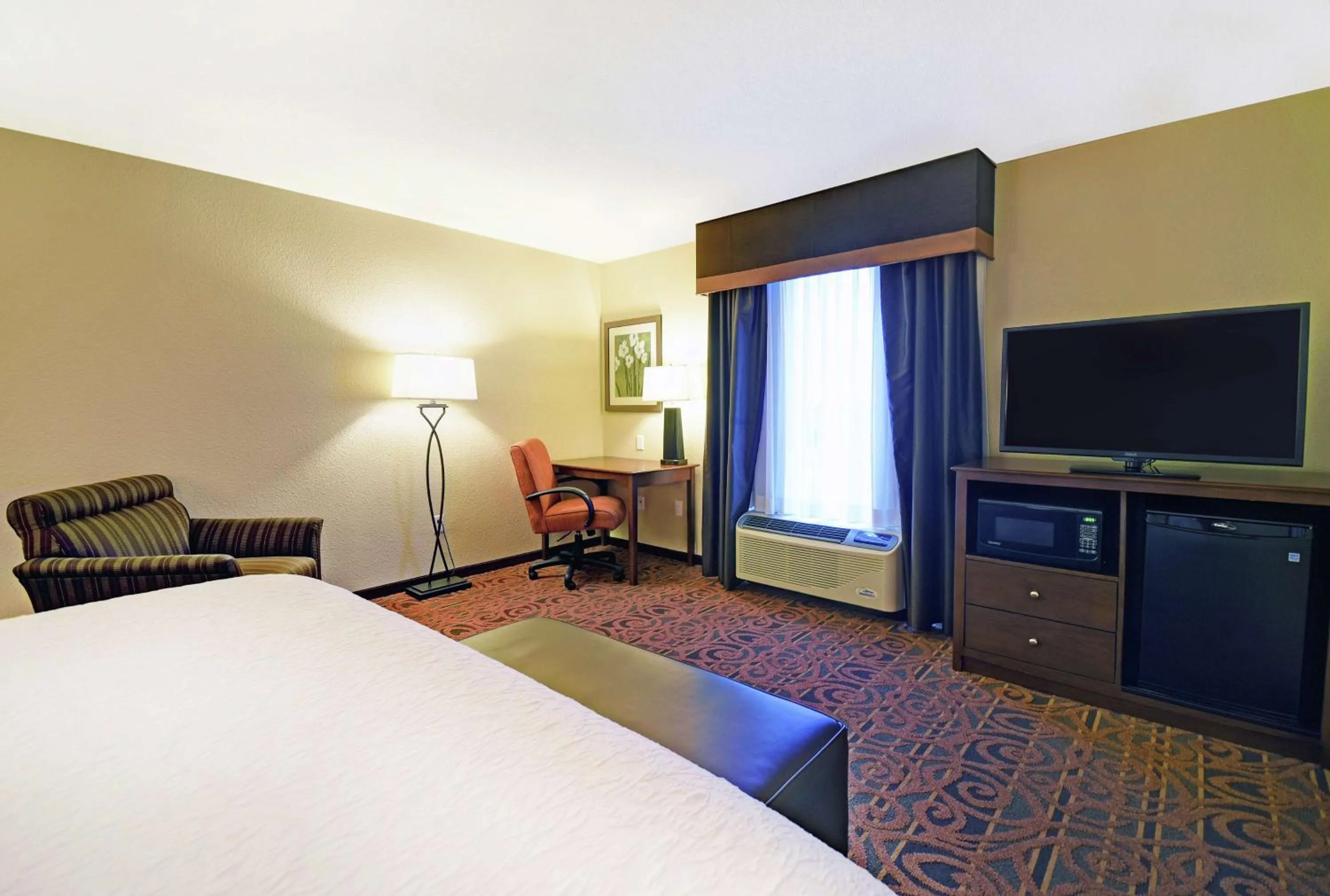 King Room - Non-Smoking in Hampton Inn & Suites Milwaukee/Franklin