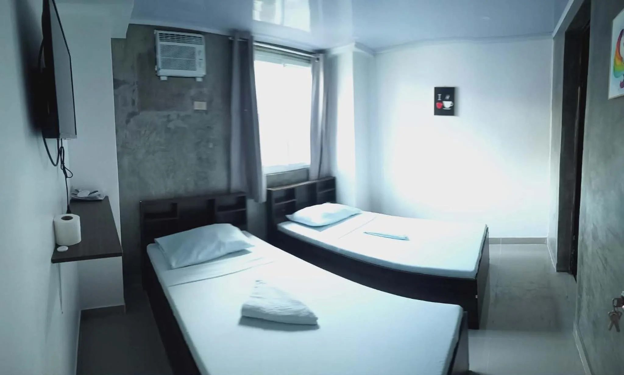 Twin Room in Lola's Lodge