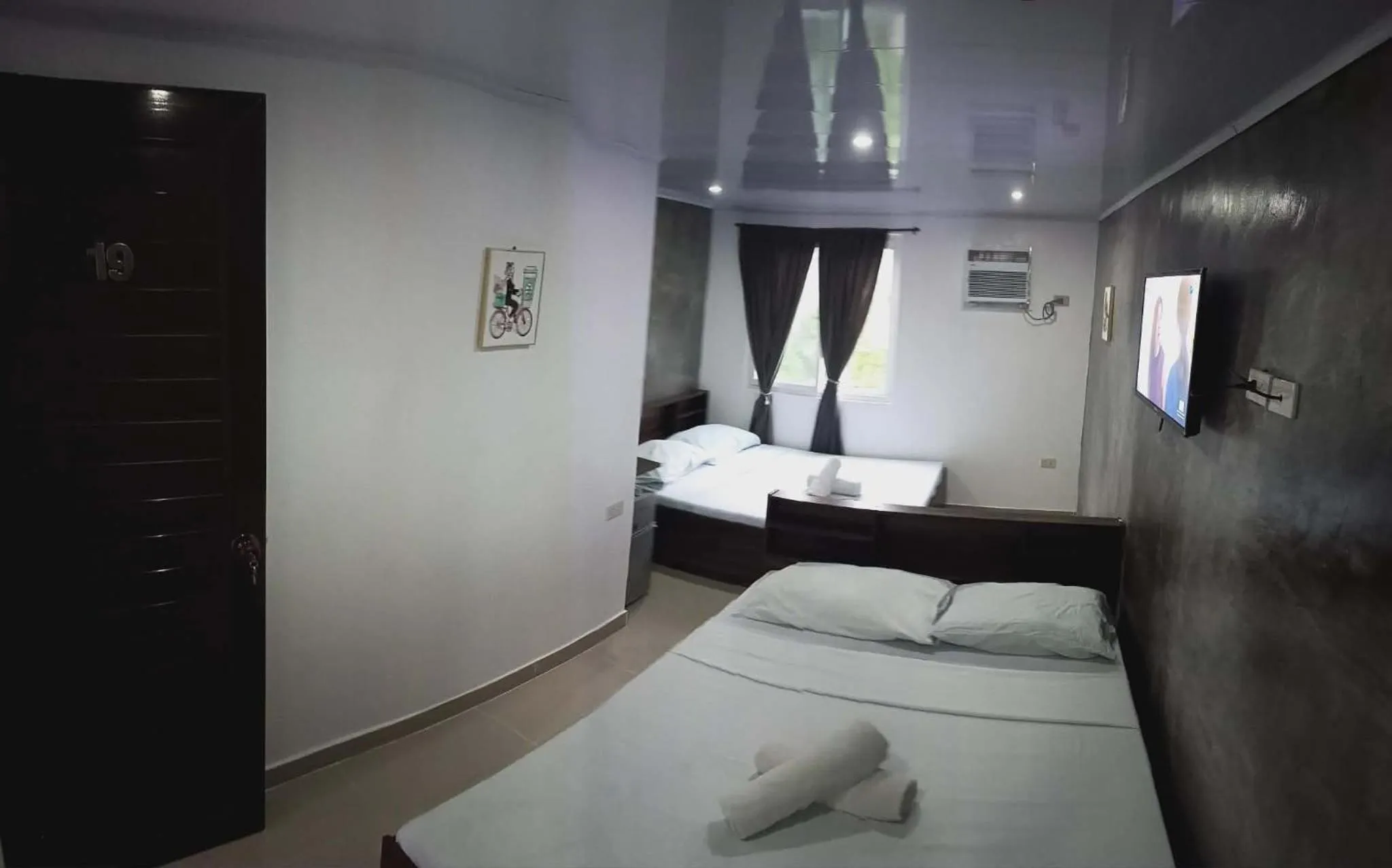 Queen Room with Two Queen Beds in Lola's Lodge