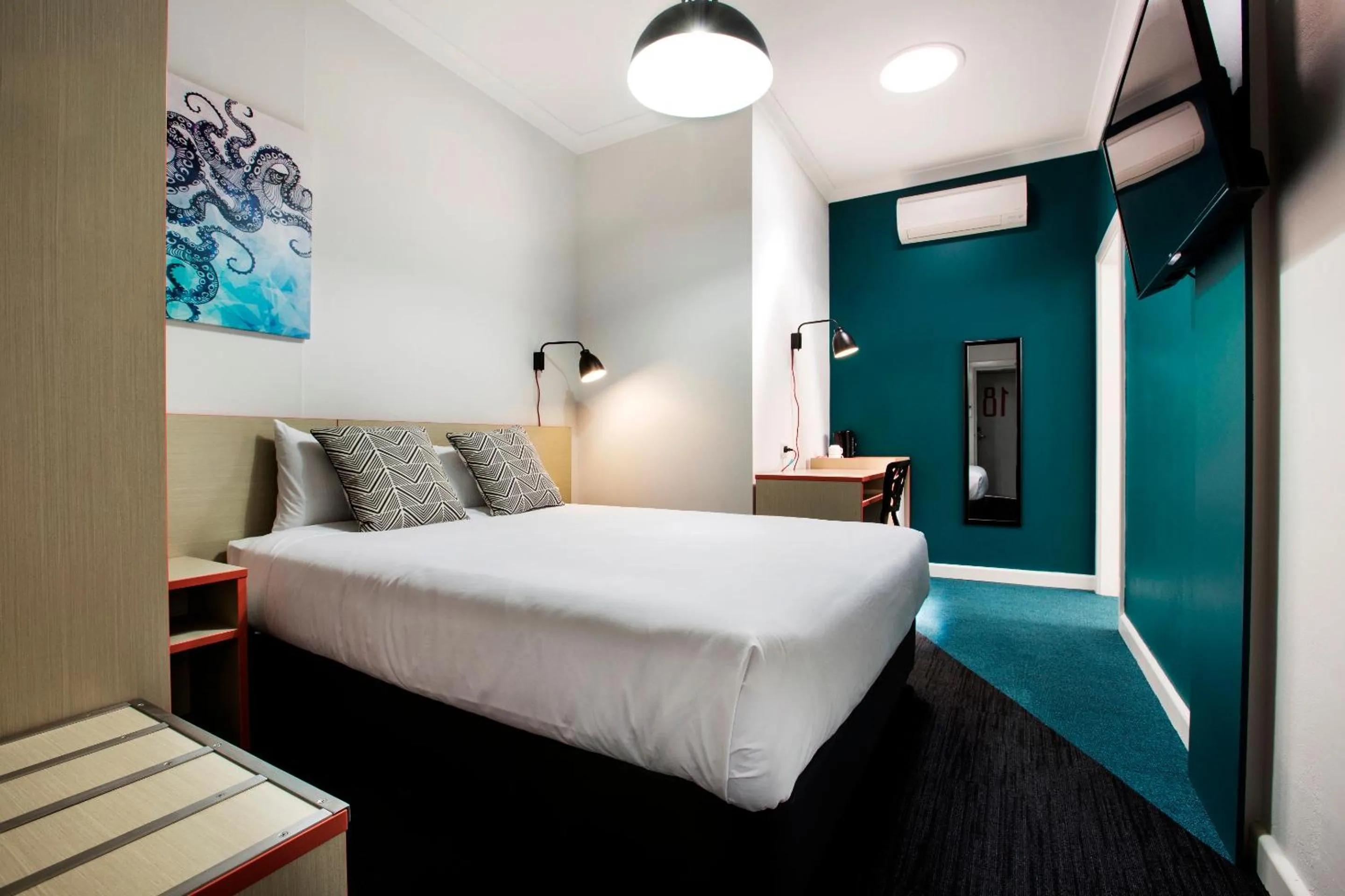 Queen Studio with Private Bathroom in Greenacre Hotel