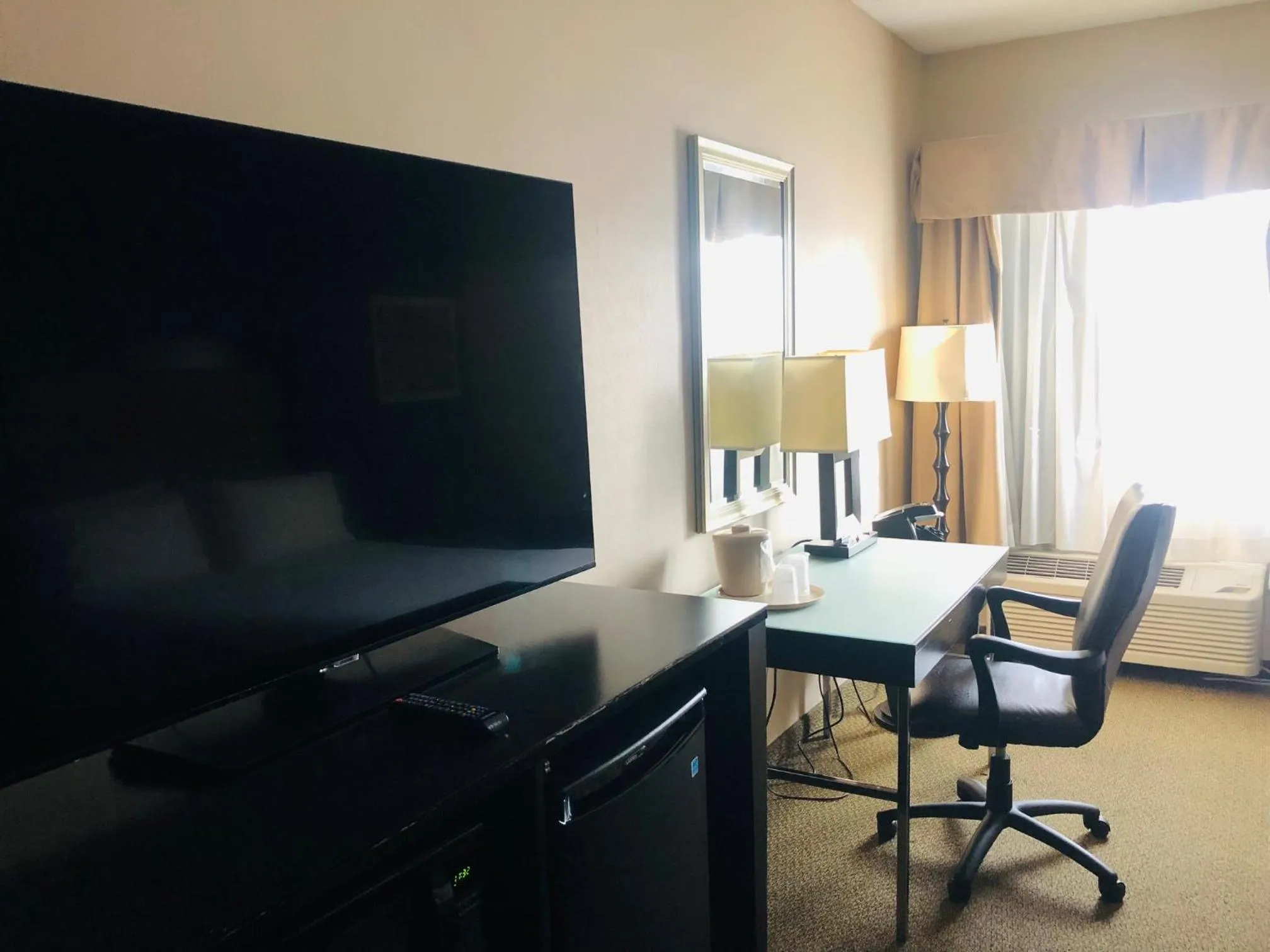 King Room - Non-Smoking in Wingate by Wyndham Ashland