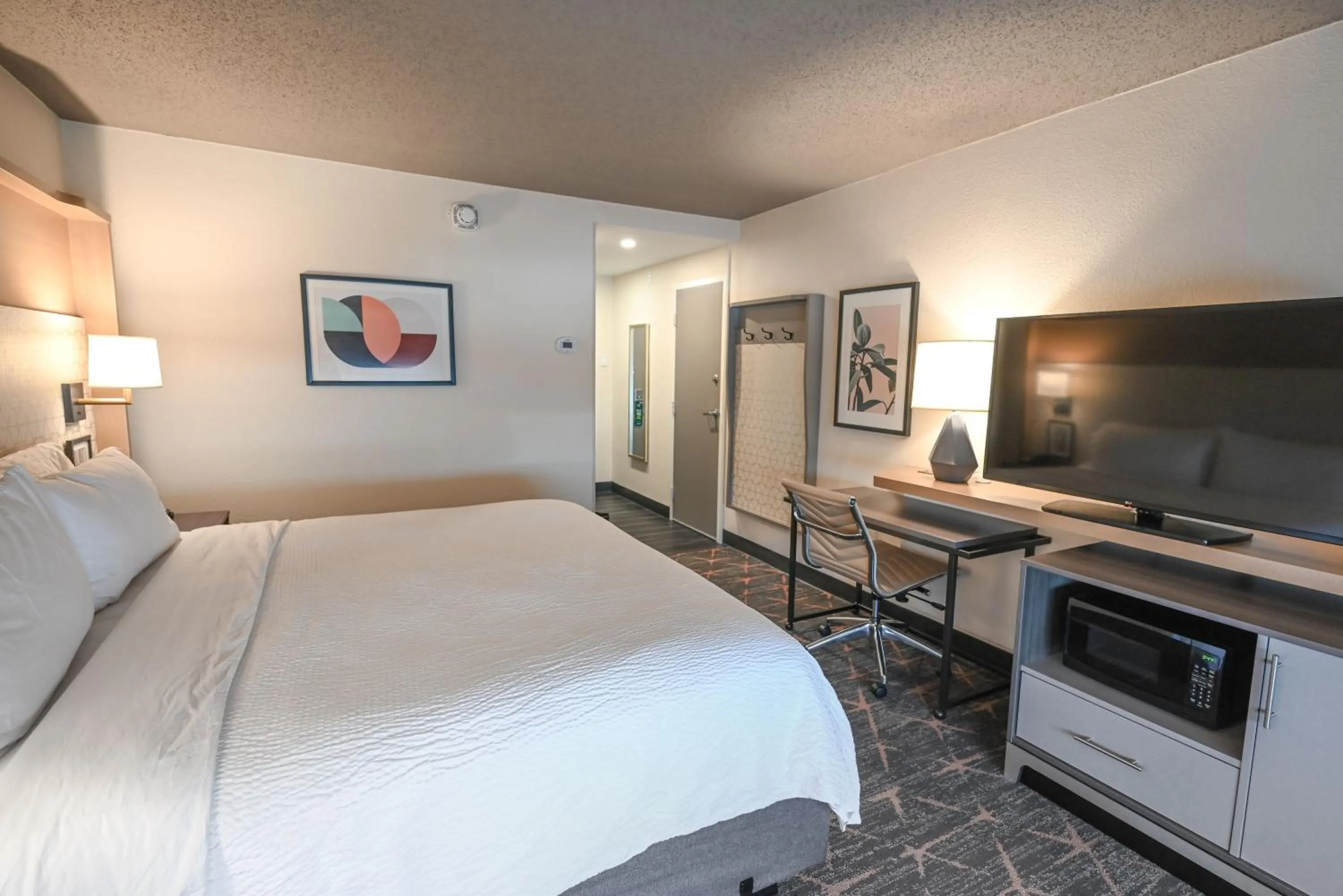 Premium King Room in Holiday Inn Cleveland-Mayfield by IHG