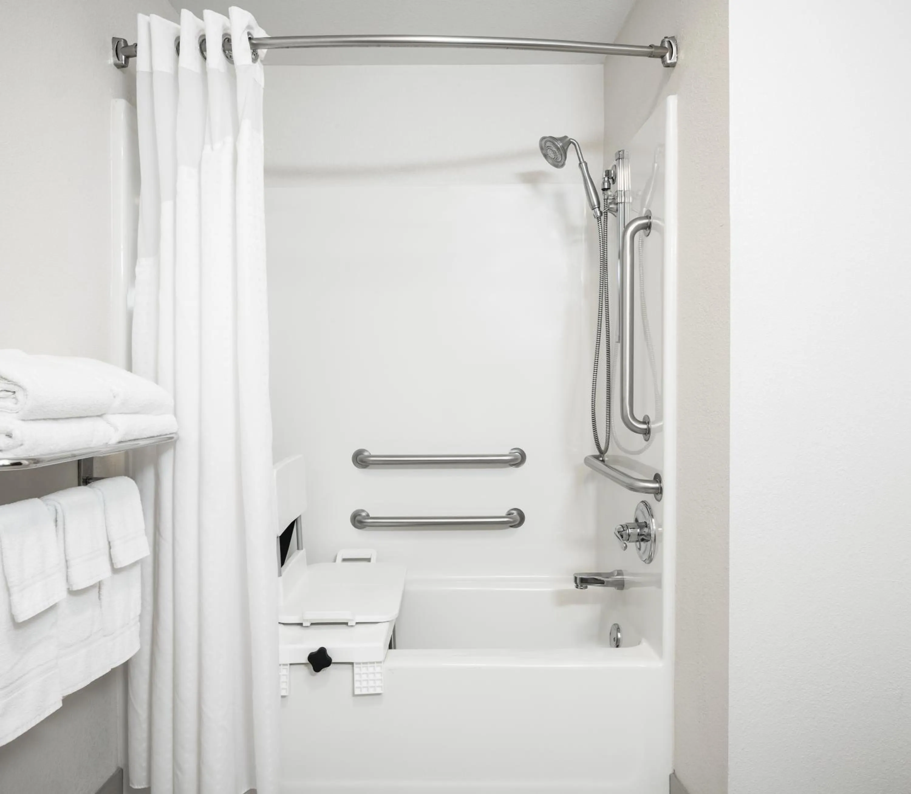 Standard King Room with Mobility Accessible Tub in Holiday Inn Express & Suites Clinton by IHG