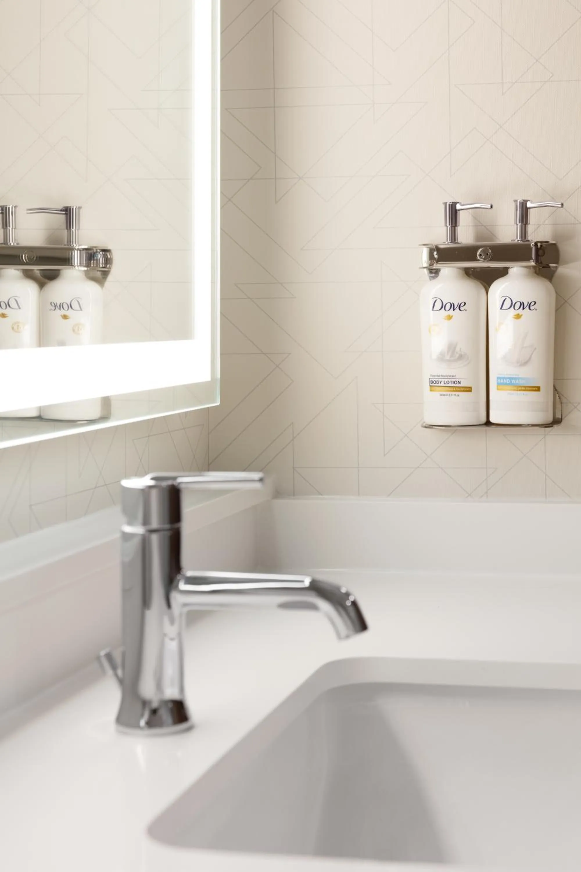 Standard Queen Room with Two Queen Beds and Roll-In Shower - Mobility Access in Holiday Inn Express & Suites Culpeper by IHG