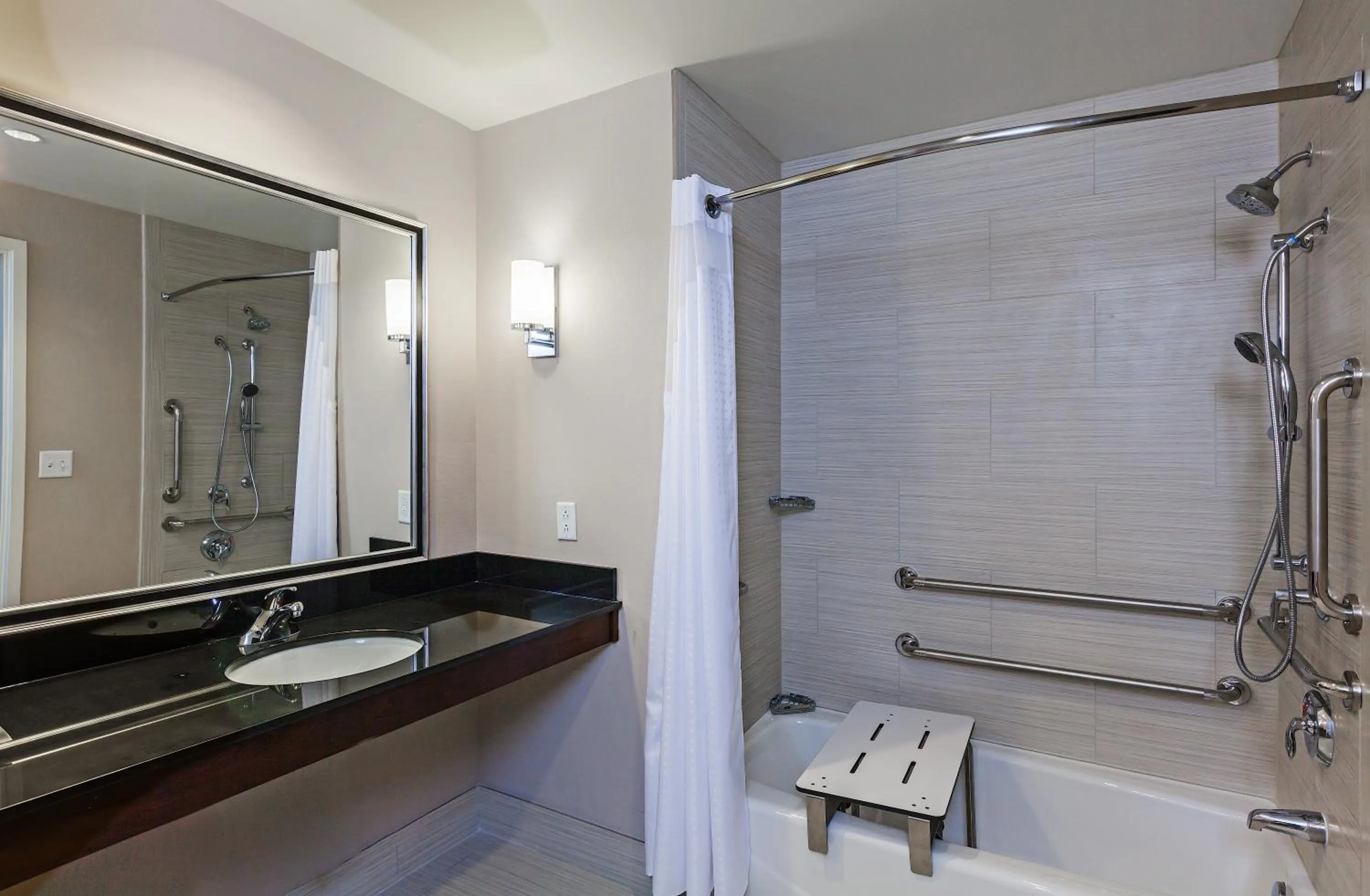 Twin Room - Hearing Accessible in Clarion Hotel The Colony - Plano West