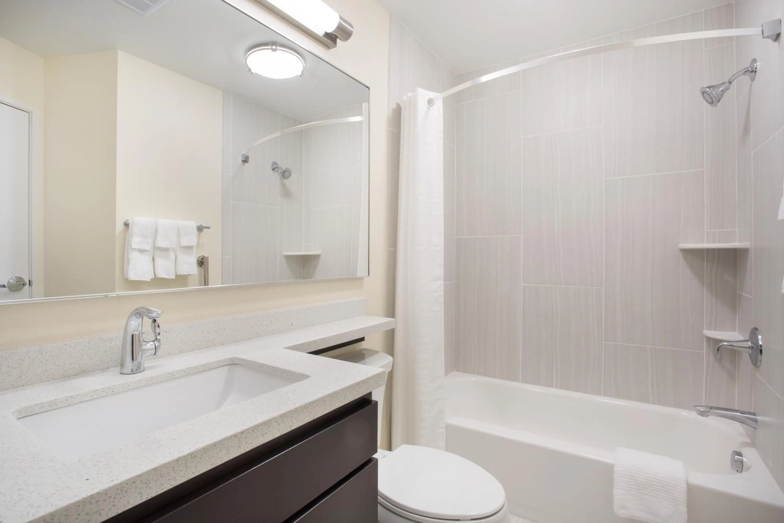 One-Bedroom Queen Suite in Candlewood Suites Dickinson by IHG
