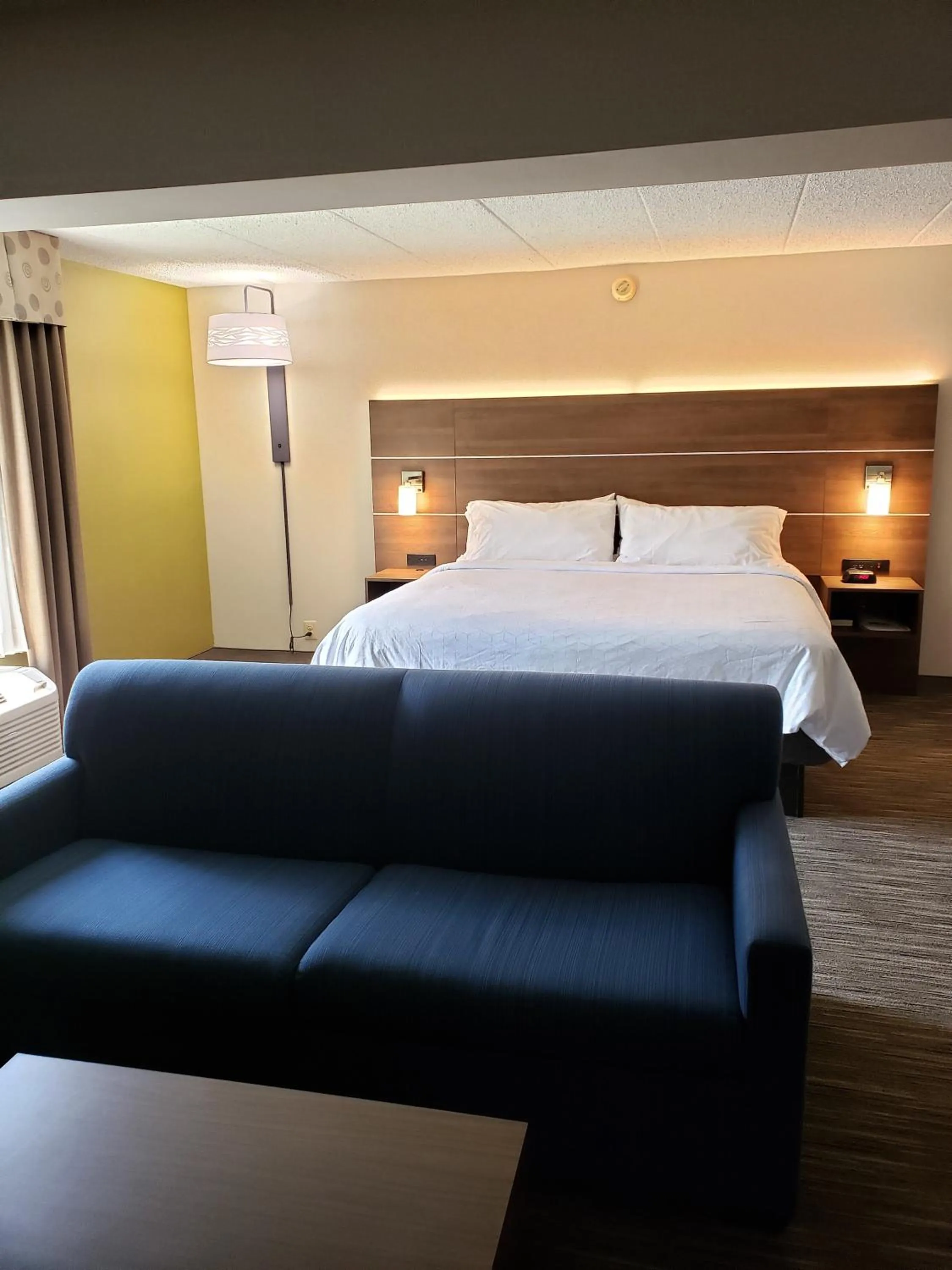 King Suite in Holiday Inn Express Edgewood-Aberdeen-Bel Air