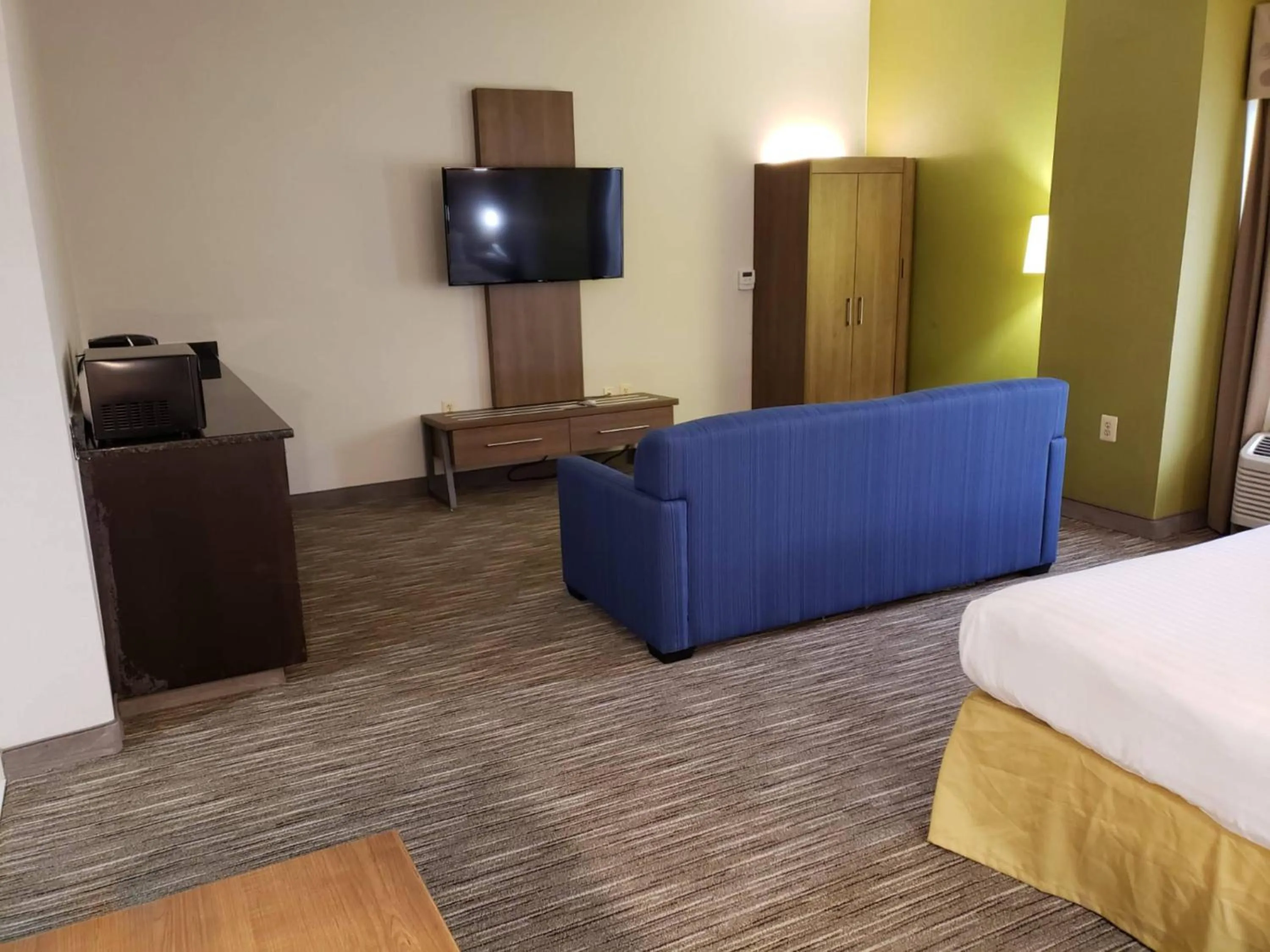 Executive King Room - Disability Access Tub/Non-Smoking in Holiday Inn Express Edgewood-Aberdeen-Bel Air